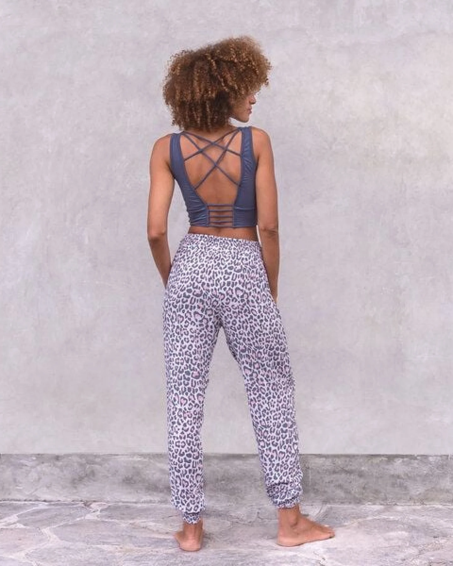 Jaya KURZES TOP SURYA - Bra/Croptop aus elastischer Biobaumwolle, Tankttop Stil vorne mit breiteren Trägern & raffiniertem Rücken – Ansicht 3