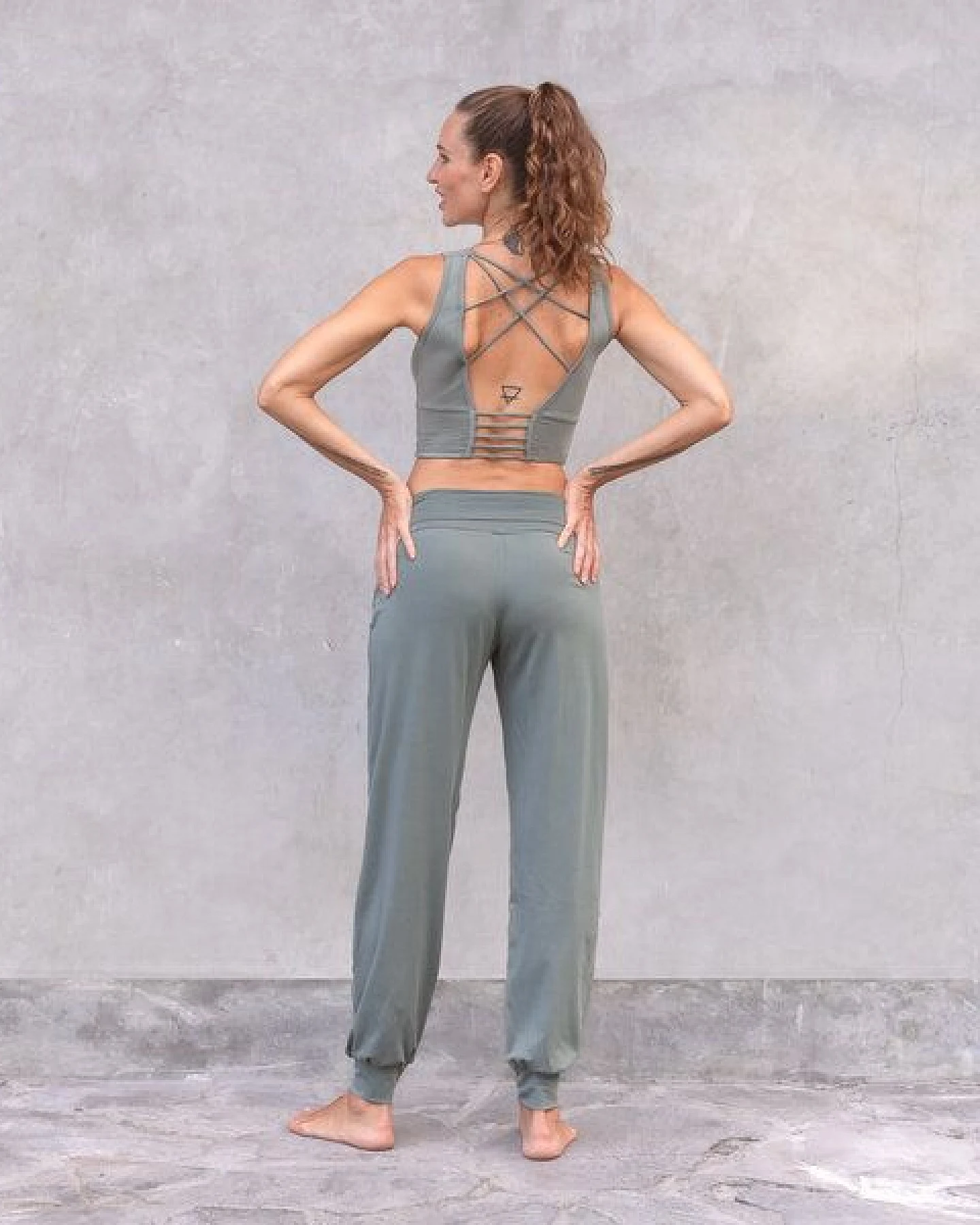 Jaya KURZES TOP SURYA - Bra/Croptop aus elastischer Biobaumwolle, Tankttop Stil vorne mit breiteren Trägern & raffiniertem Rücken – Ansicht 2