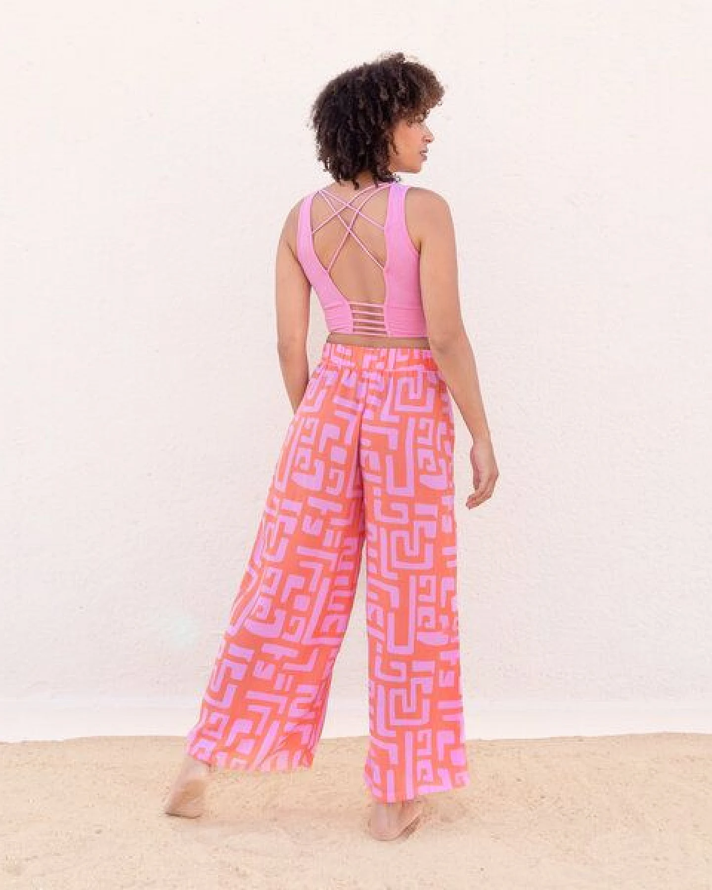 Jaya KURZES TOP SURYA - Bra/Croptop aus elastischer Biobaumwolle, Tankttop Stil vorne mit breiteren Trägern & raffiniertem Rücken – Ansicht 3