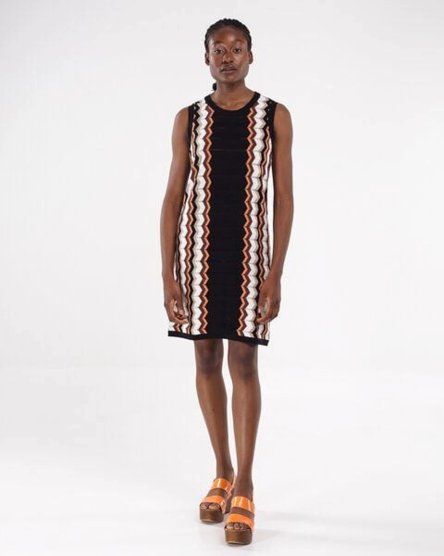 Alma & Lovis Bio-Baumwoll-Strickkleid mit Zackenmuster – Ansicht 4