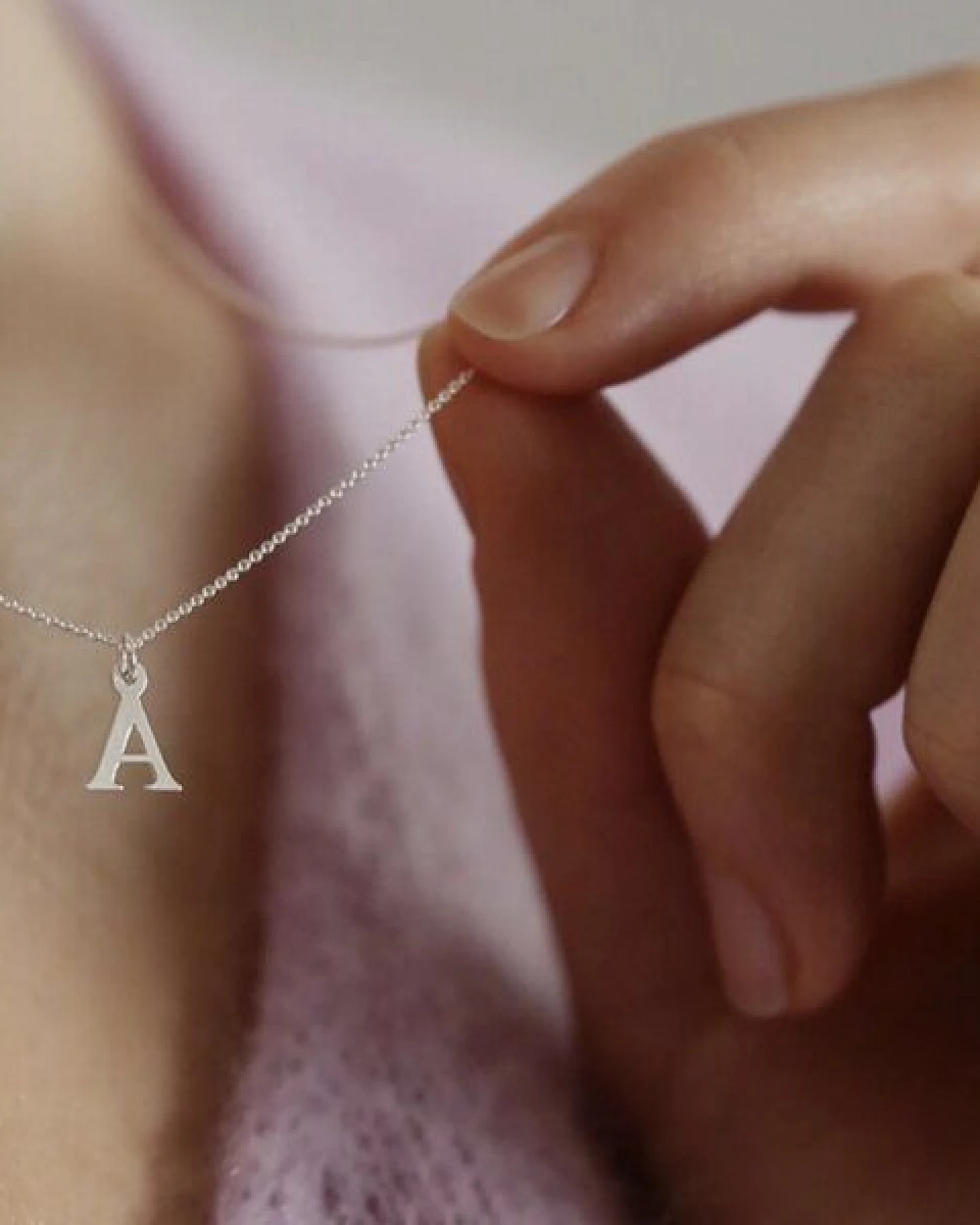 BELLYBIRD Jewellery Halskette - kleiner Buchstabe, Anhänger/ Silber/ Silber vergoldet – Ansicht 2