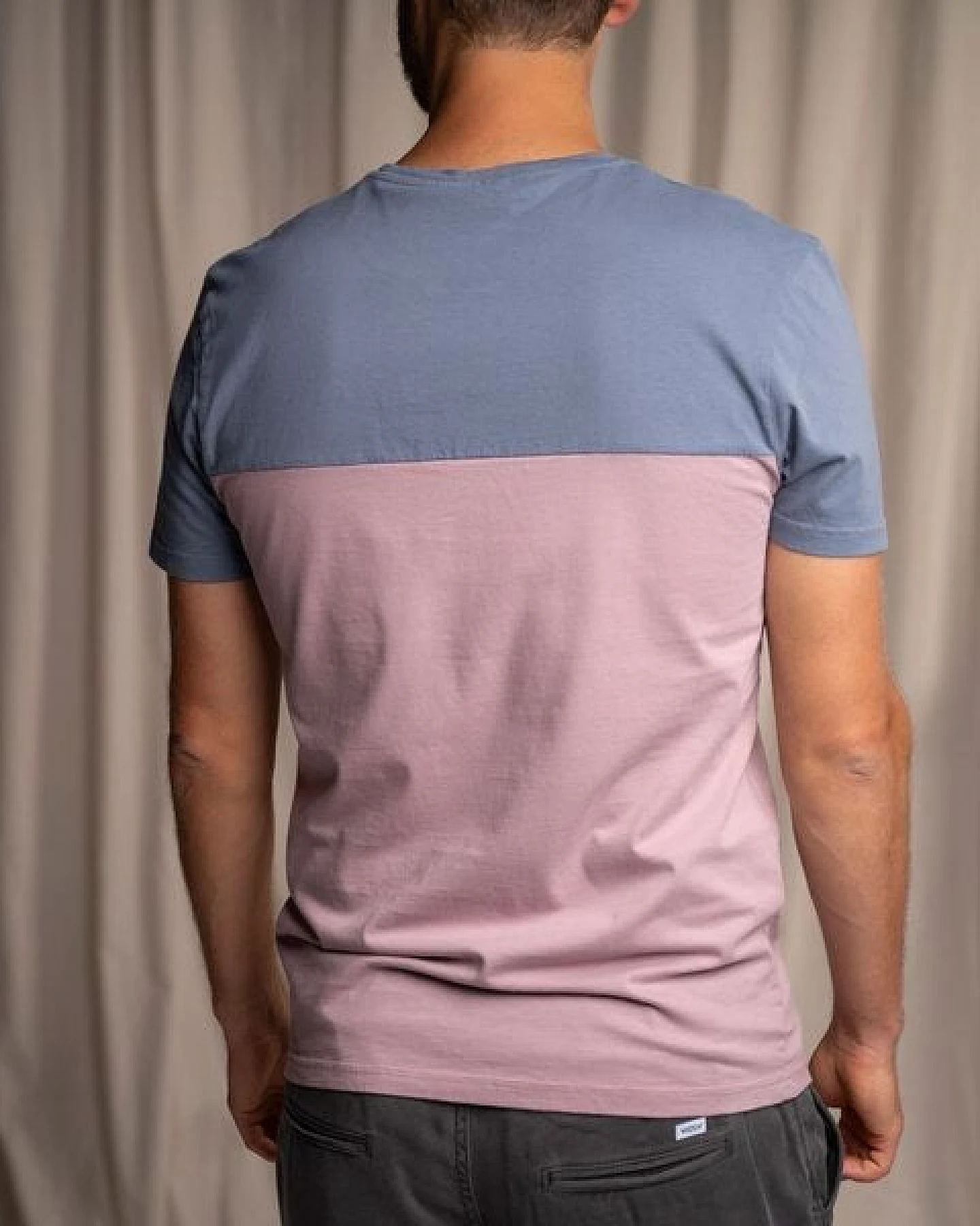 Vresh Clothing Verdy - Classic Fit Colourblock T-Shirt mit Brusttasche aus Biobaumwolle – Ansicht 2