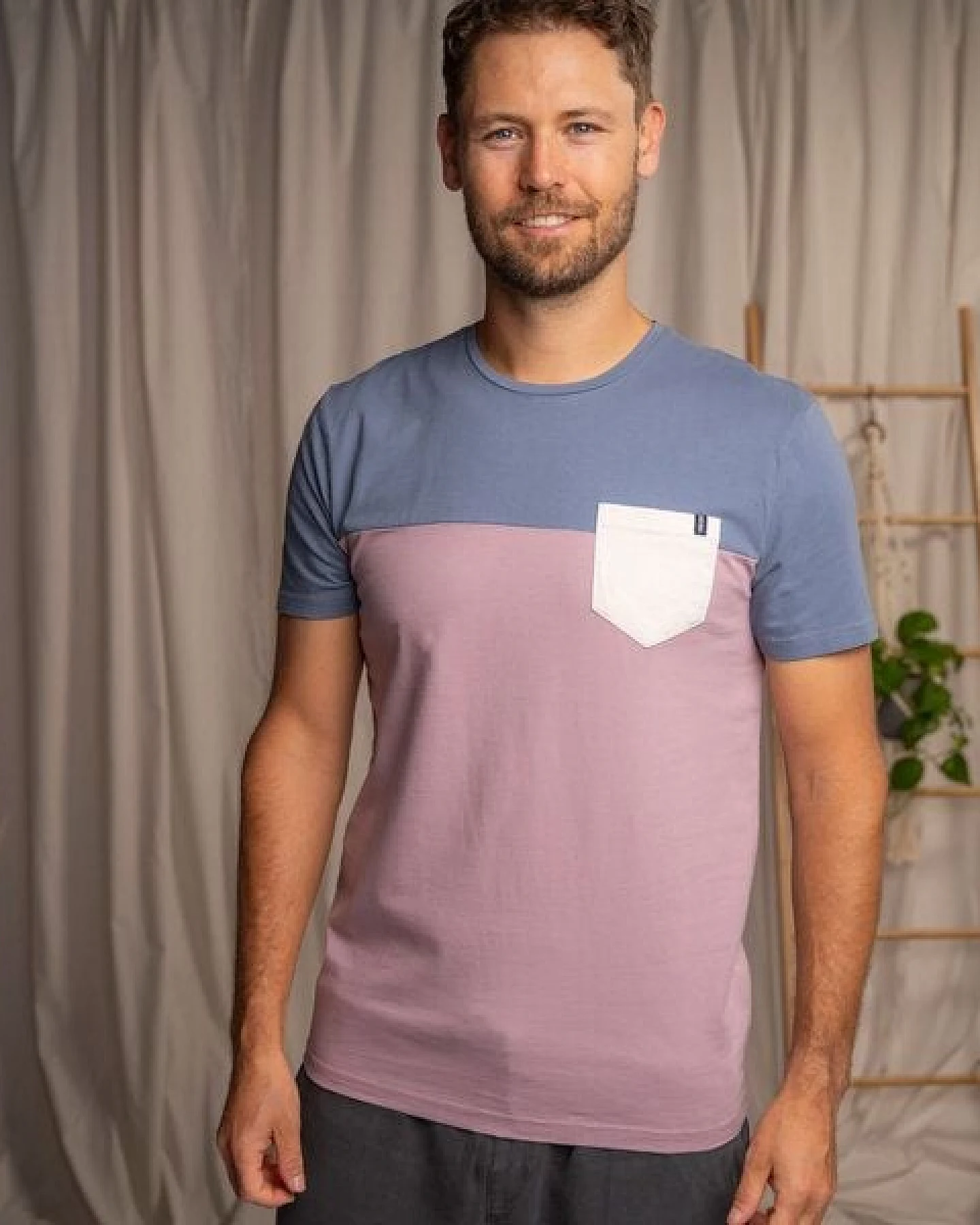 Vresh Clothing Verdy - Classic Fit Colourblock T-Shirt mit Brusttasche aus Biobaumwolle – Ansicht 3