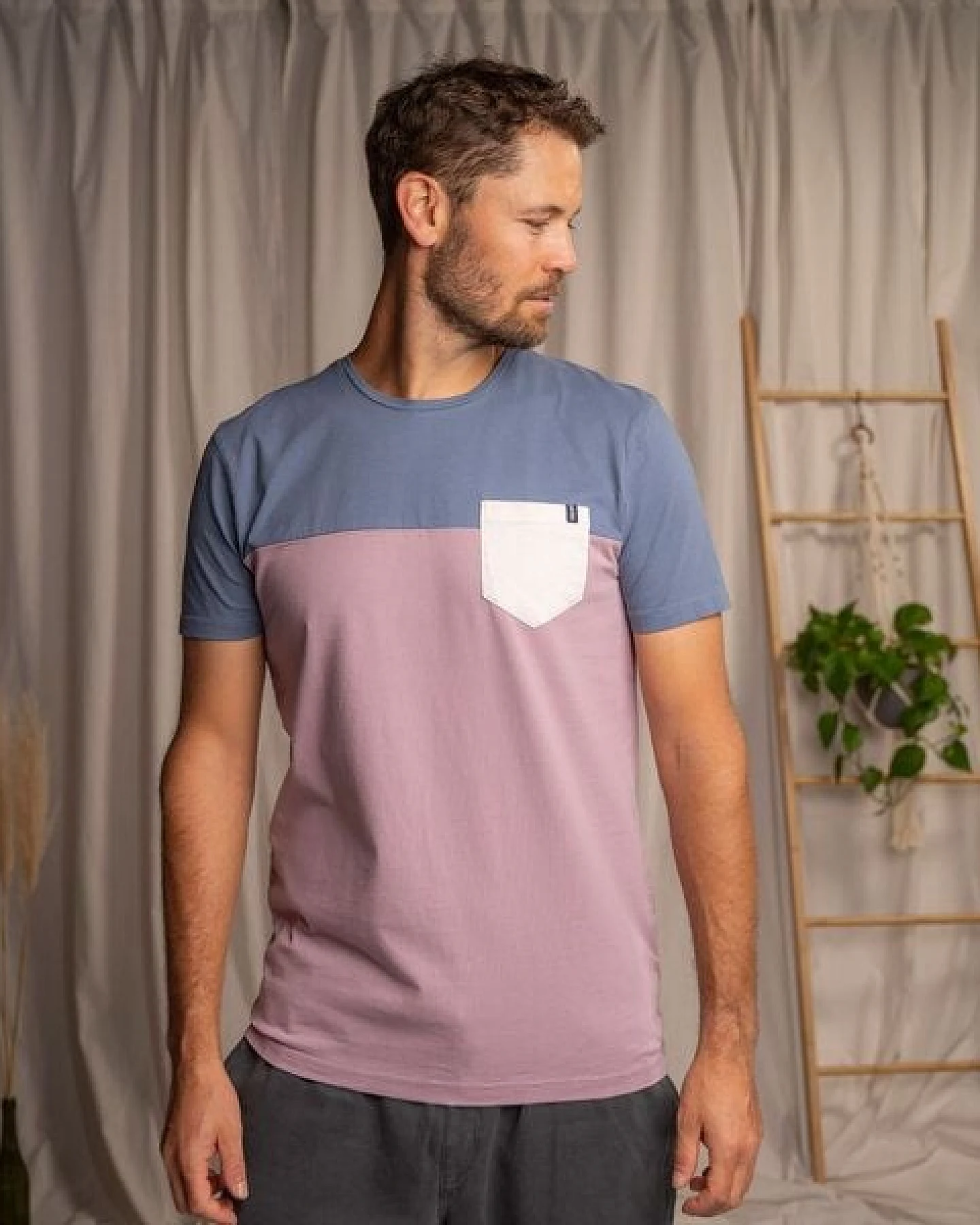 Vresh Clothing Verdy - Classic Fit Colourblock T-Shirt mit Brusttasche aus Biobaumwolle – Ansicht 4