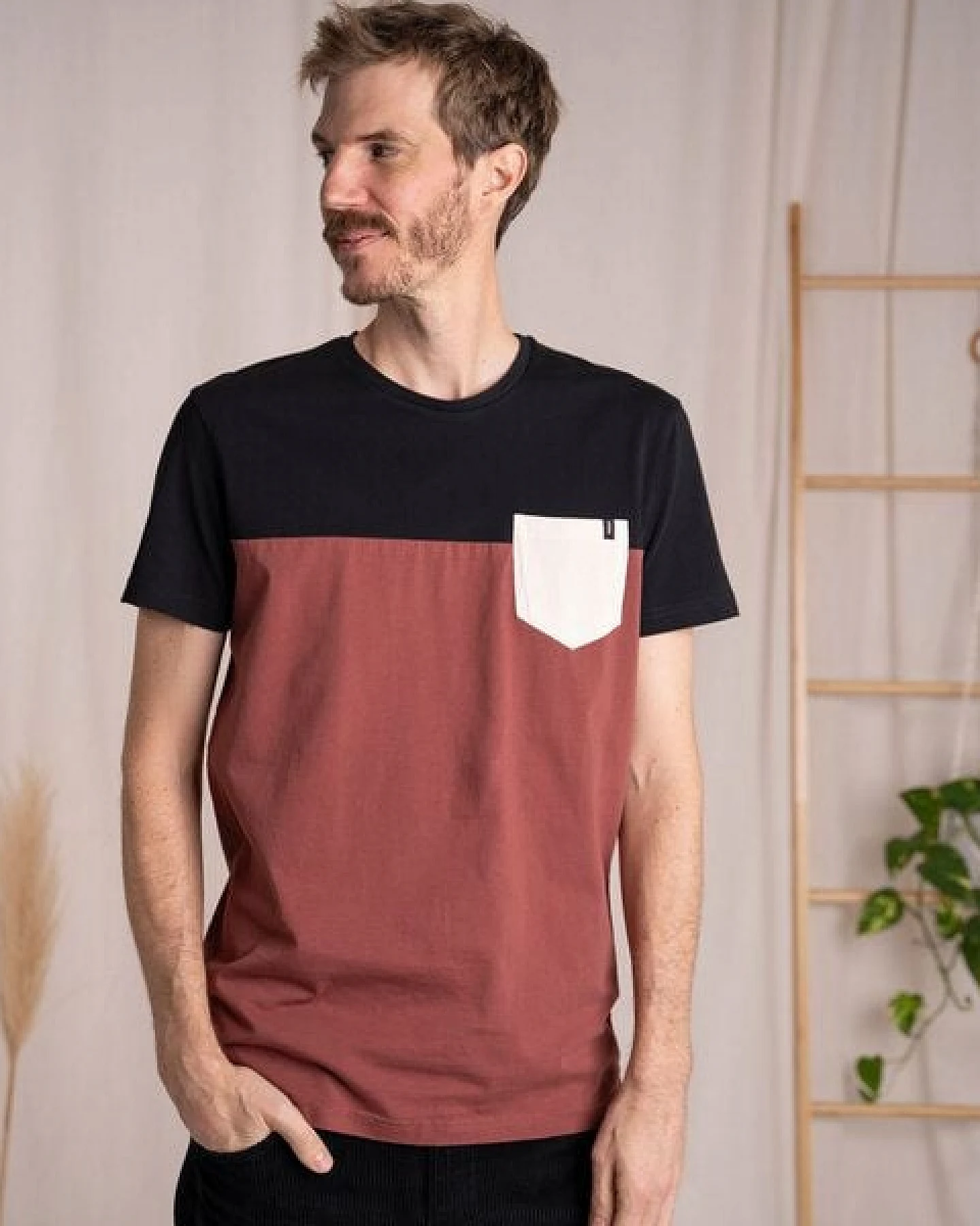 Vresh Clothing Verdy - Classic Fit Colourblock T-Shirt mit Brusttasche aus Biobaumwolle – Ansicht 3