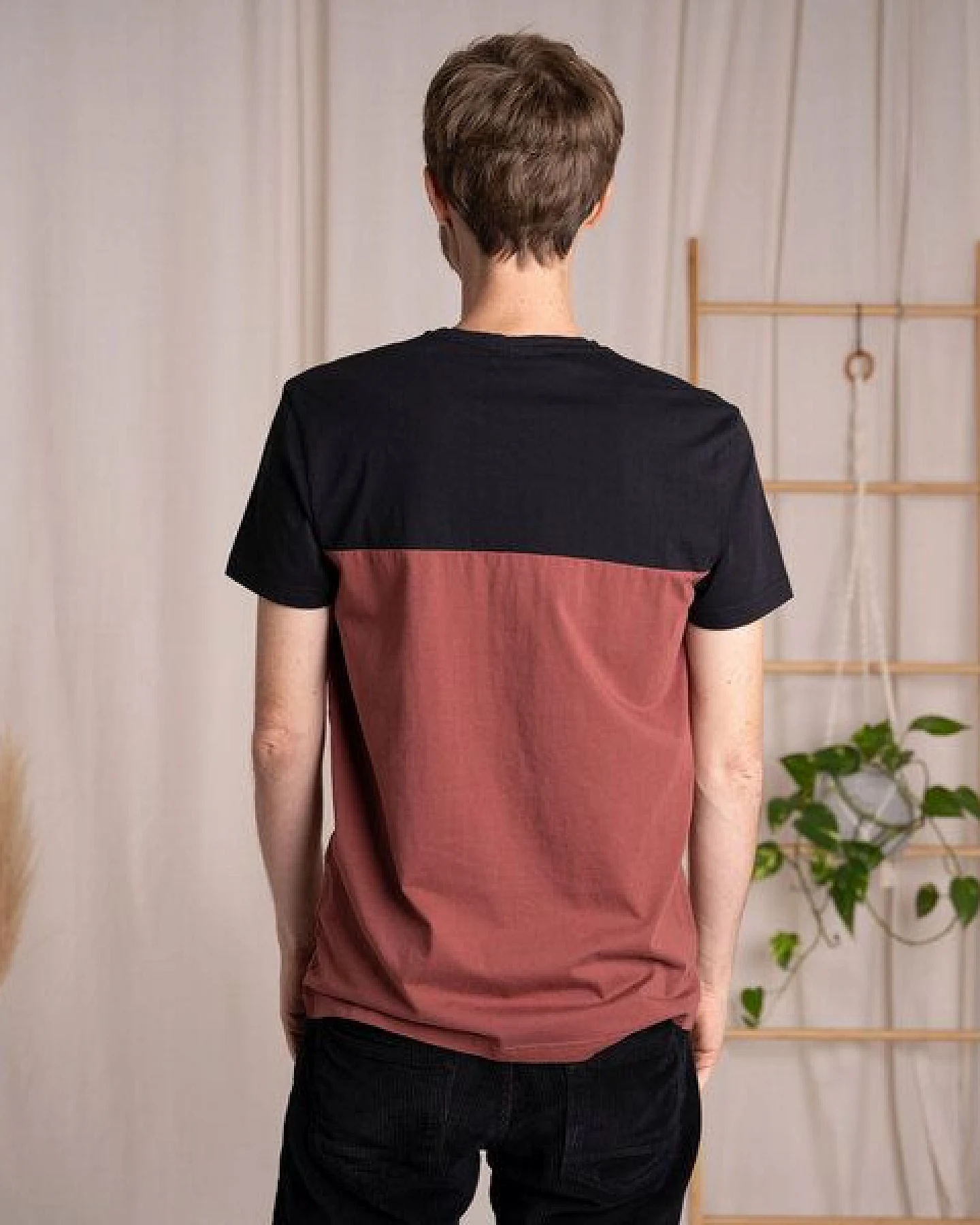 Vresh Clothing Verdy - Classic Fit Colourblock T-Shirt mit Brusttasche aus Biobaumwolle – Ansicht 2