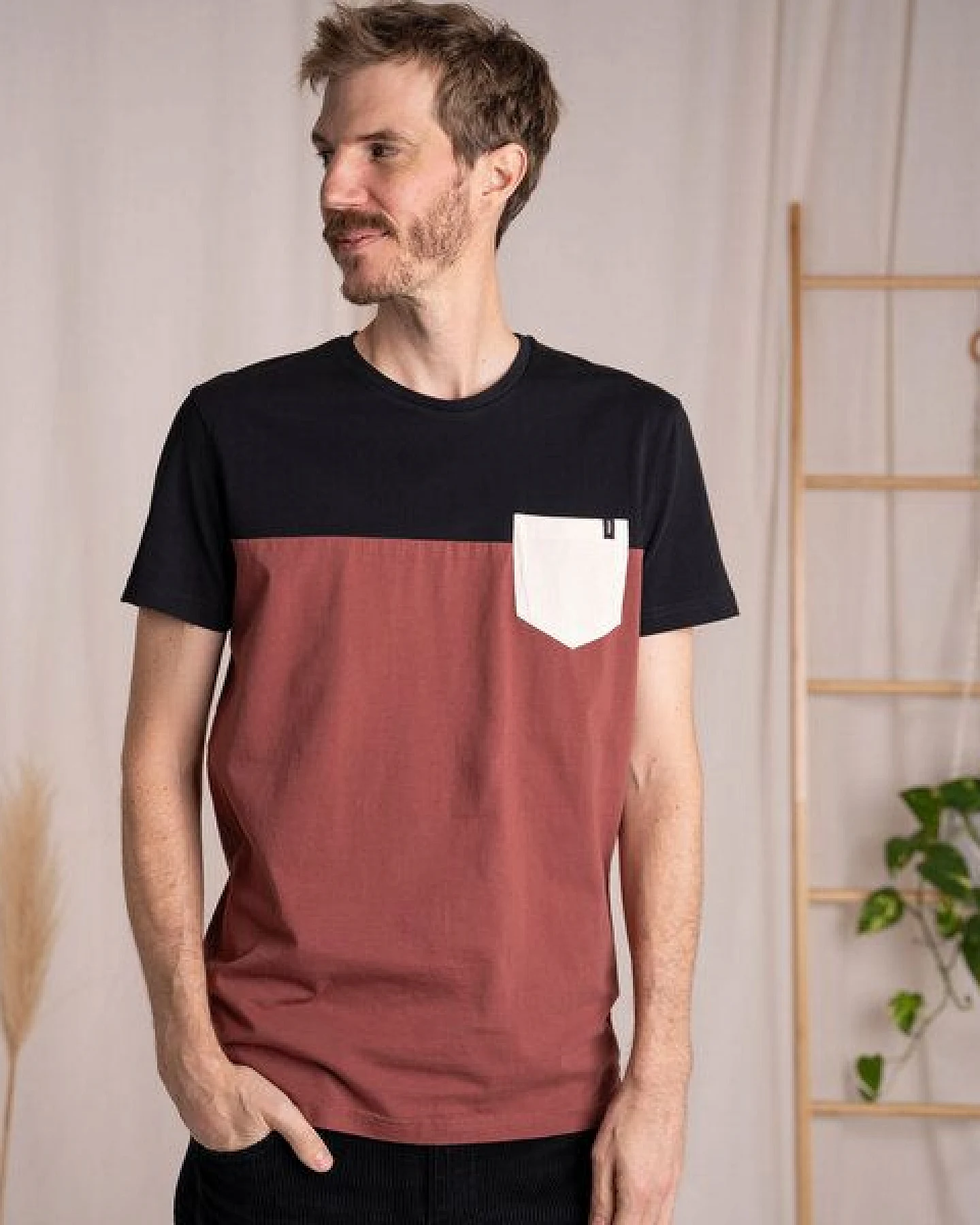 Vresh Clothing Verdy - Classic Fit Colourblock T-Shirt mit Brusttasche aus Biobaumwolle – Ansicht 3