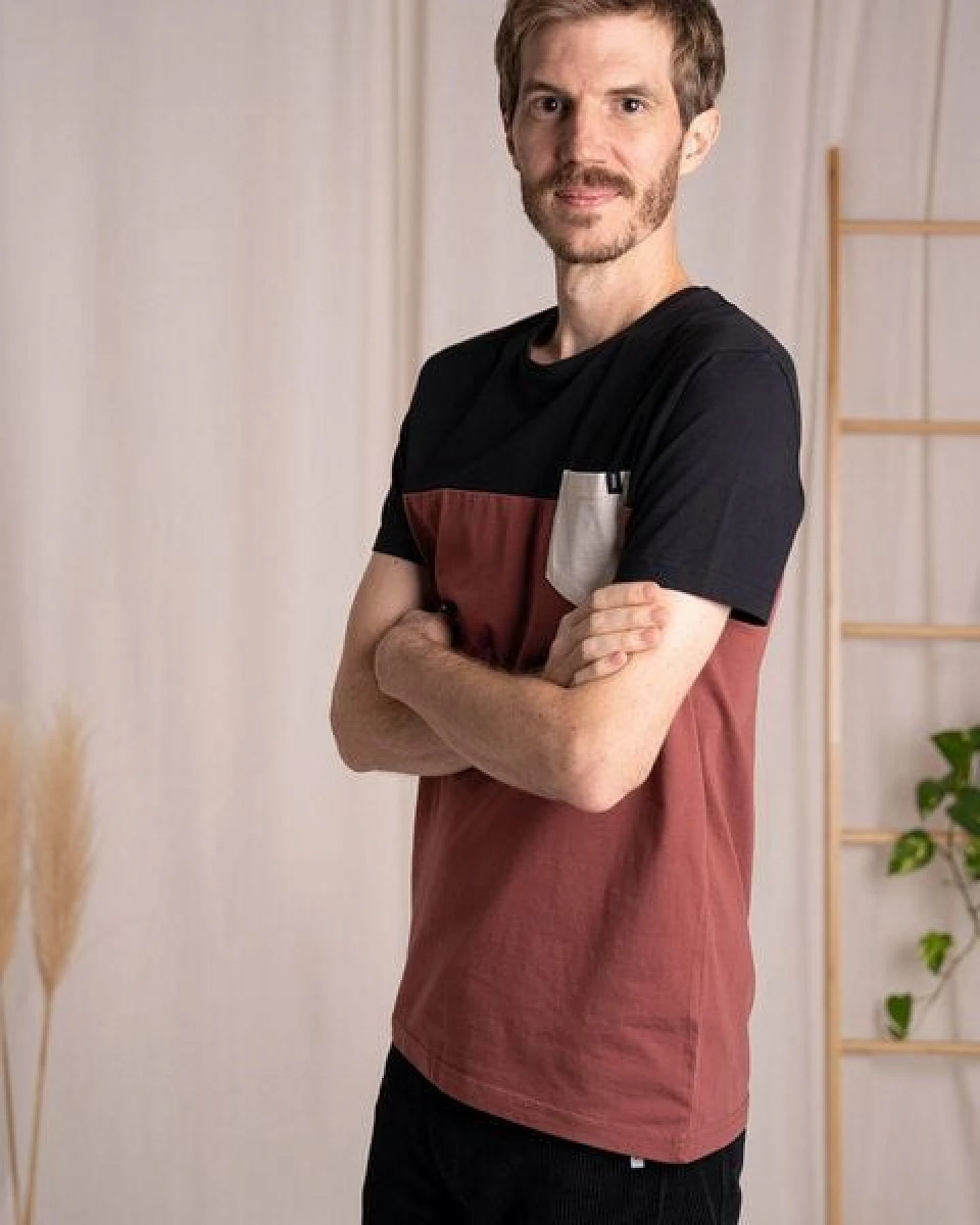 Vresh Clothing Verdy - Classic Fit Colourblock T-Shirt mit Brusttasche aus Biobaumwolle – Ansicht 4