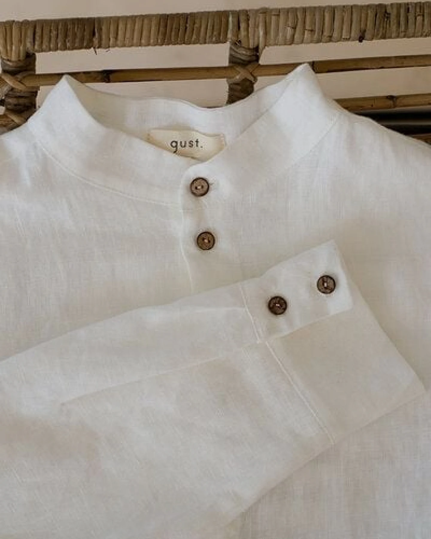 gust. Herren Leinenhemd mit Stehkragen - Linen shirt with stand collar - 100% Bio-Leinen – Ansicht 3