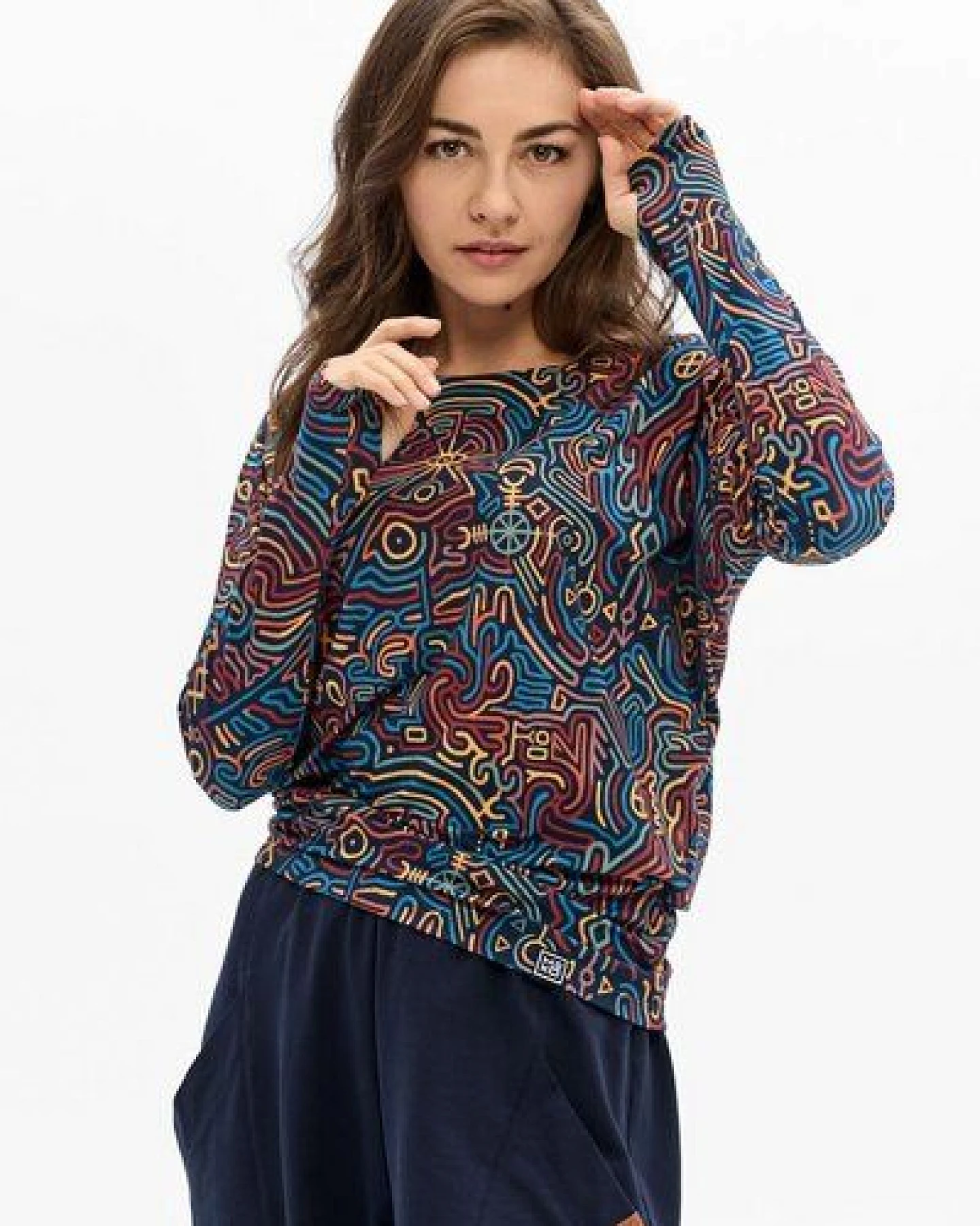KOKOworld Bluse Be My Valentine Damen – Viskose EcoVero – figurbetont & bequem – mit Daumenloch – farbenfroher Print – für Yoga, Pilates & Alltag – fair produziert in der EU – Ansicht 2
