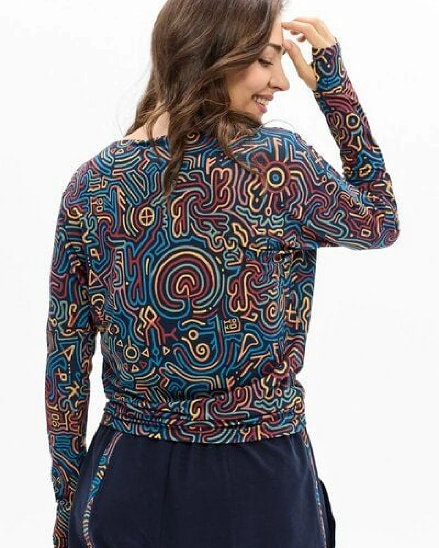 KOKOworld Bluse Be My Valentine Damen – Viskose EcoVero – figurbetont & bequem – mit Daumenloch – farbenfroher Print – für Yoga, Pilates & Alltag – fair produziert in der EU – Ansicht 3