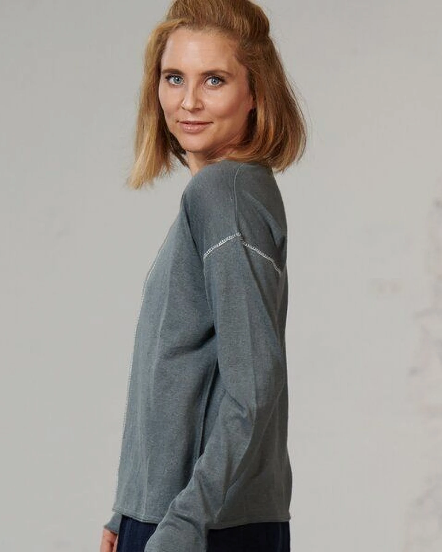CON_STANT Pullover mit Konstrastnaht Hanf-BW-Strick (kbA) – Ansicht 2