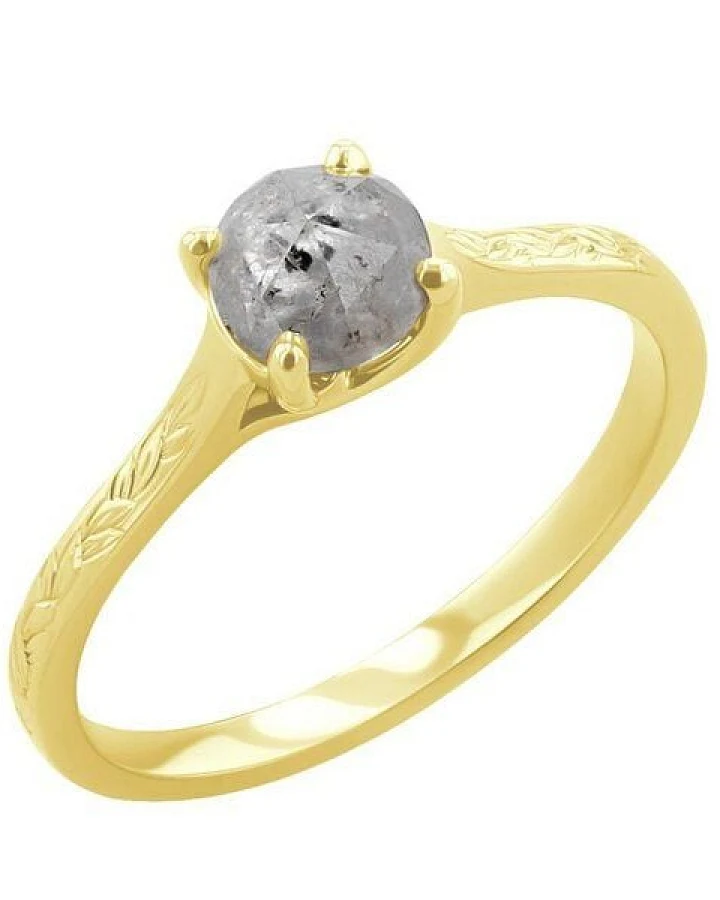 Eppi Goldener von Hand gravierter Ring mit einem Salt and Pepper Diamanten Aldora