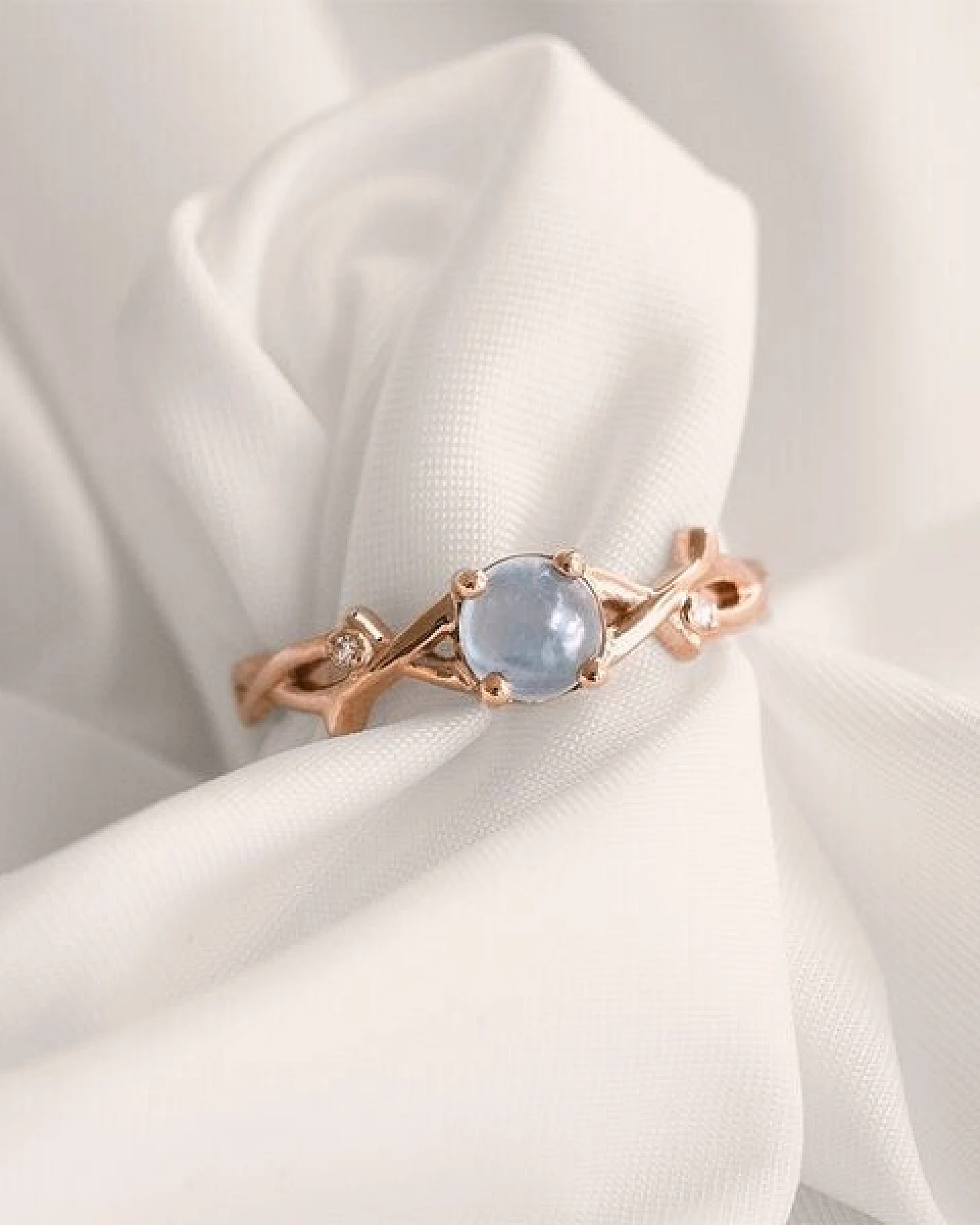 Eppi Ring mit einem Cabochon Aquamarin und Diamanten Makena – Ansicht 2