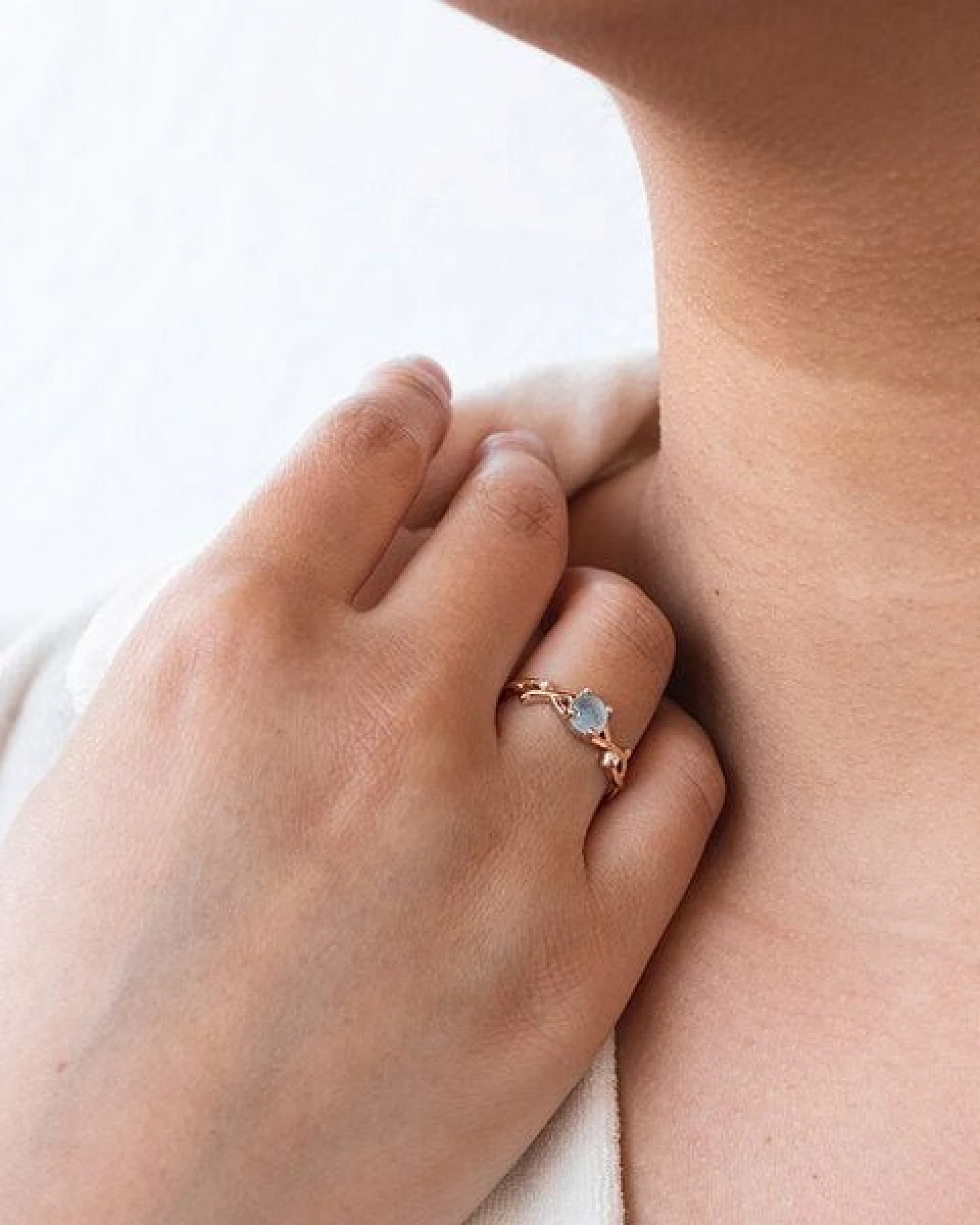 Eppi Ring mit einem Cabochon Aquamarin und Diamanten Makena – Ansicht 3