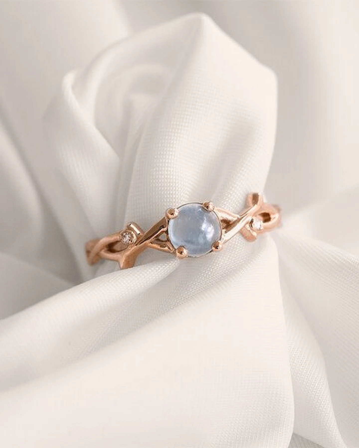 Eppi Ring mit einem Cabochon Aquamarin und Diamanten Makena – Ansicht 2