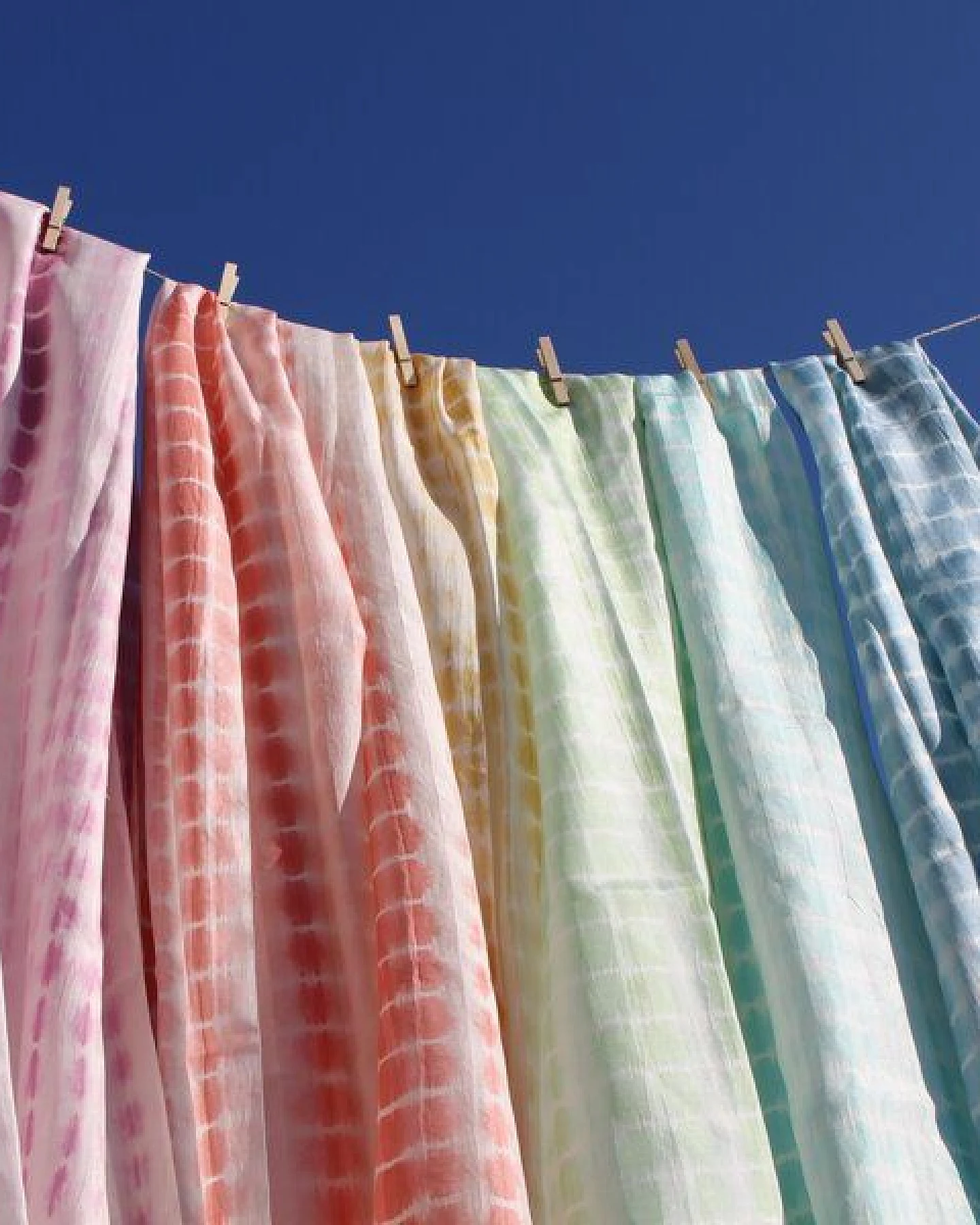 Schönes aus Indochina Seidenschal mit Shibori-Batikmuster – Ansicht 2