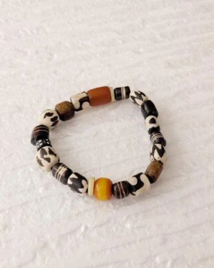 PEARLS OF AFRICA Perlenarmband aus dunklen, afrikanischen Glasperlen recycelt