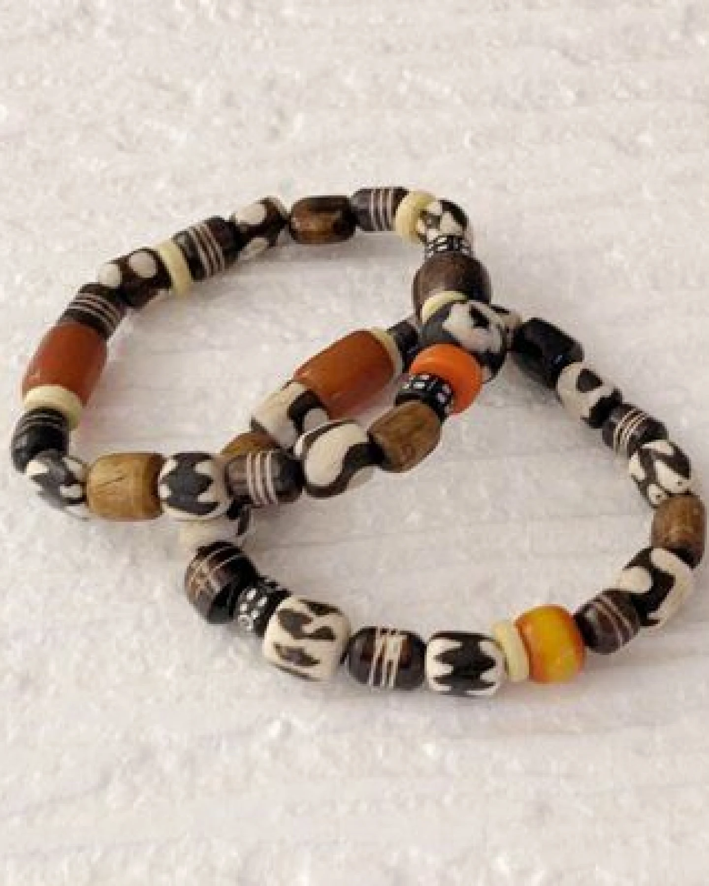 PEARLS OF AFRICA Perlenarmband aus dunklen, afrikanischen Glasperlen recycelt – Ansicht 2