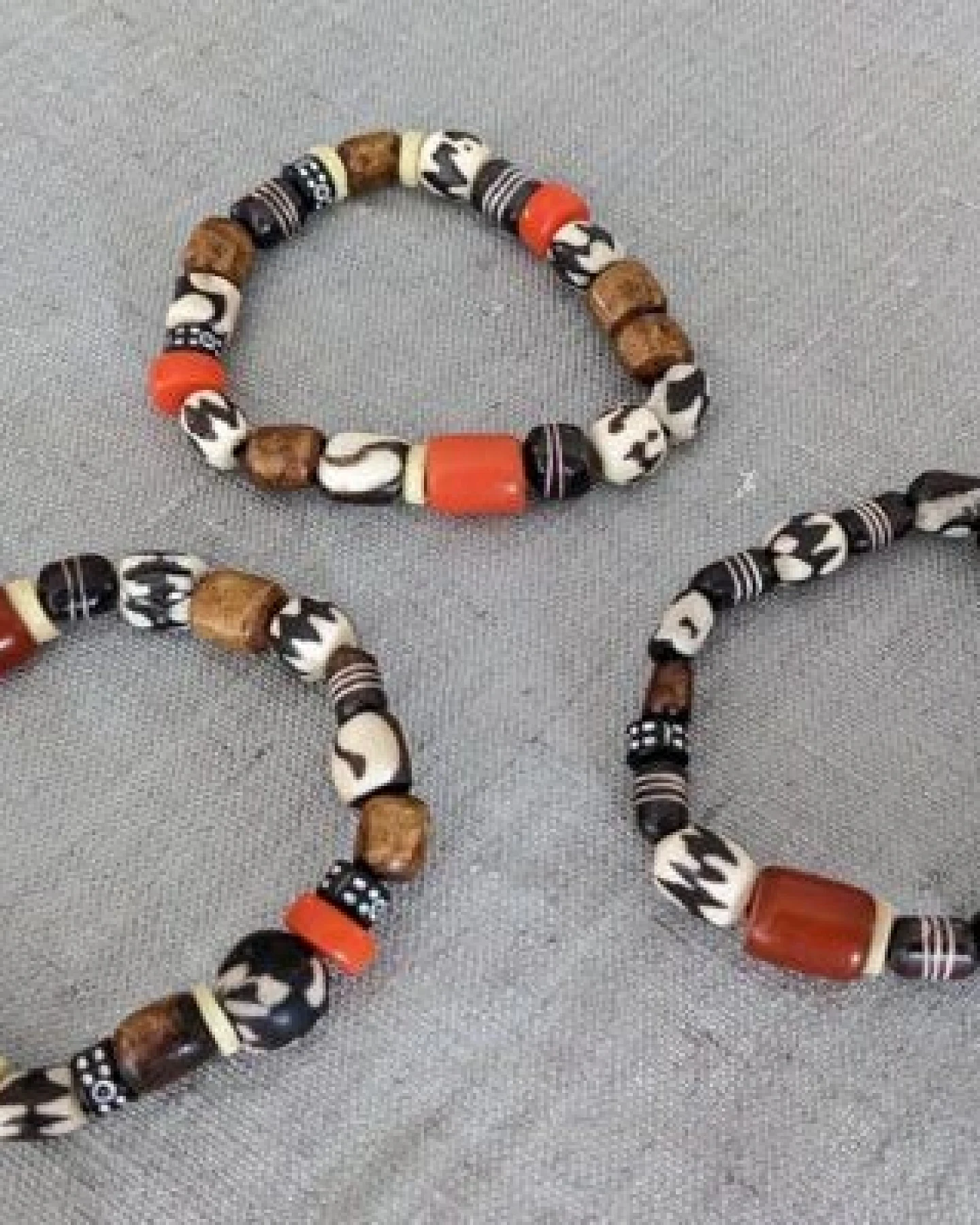 PEARLS OF AFRICA Perlenarmband aus dunklen, afrikanischen Glasperlen recycelt – Ansicht 3