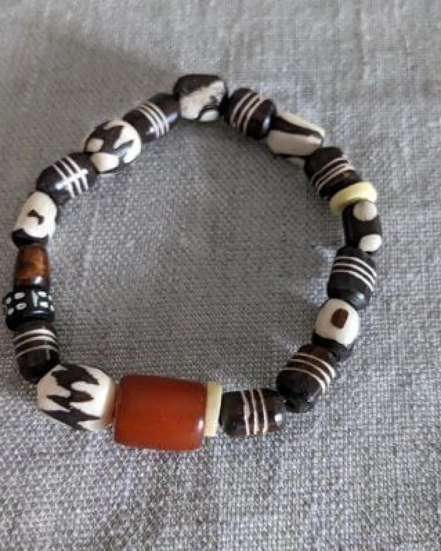 PEARLS OF AFRICA Perlenarmband aus dunklen, afrikanischen Glasperlen recycelt – Ansicht 4