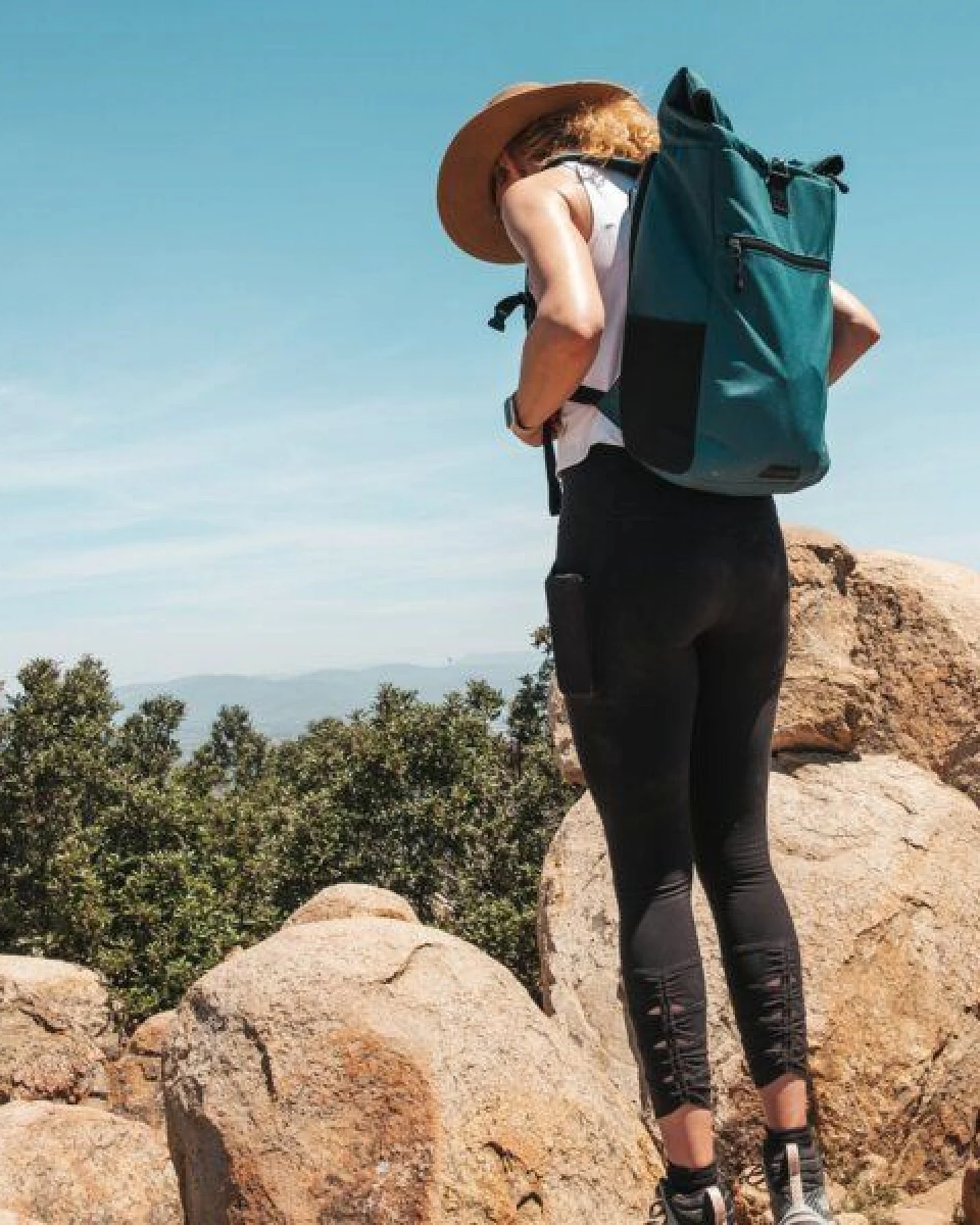 FUCHS & REBELL PIET Rolltop Rucksack – Stylisch & praktisch mit Rücken-Zipper – Ansicht 2