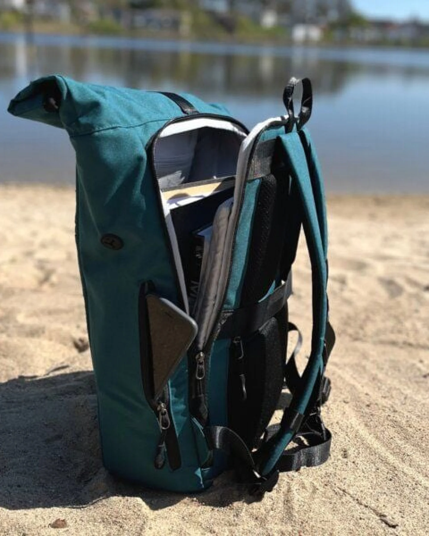 FUCHS & REBELL PIET Rolltop Rucksack – Stylisch & praktisch mit Rücken-Zipper – Ansicht 4