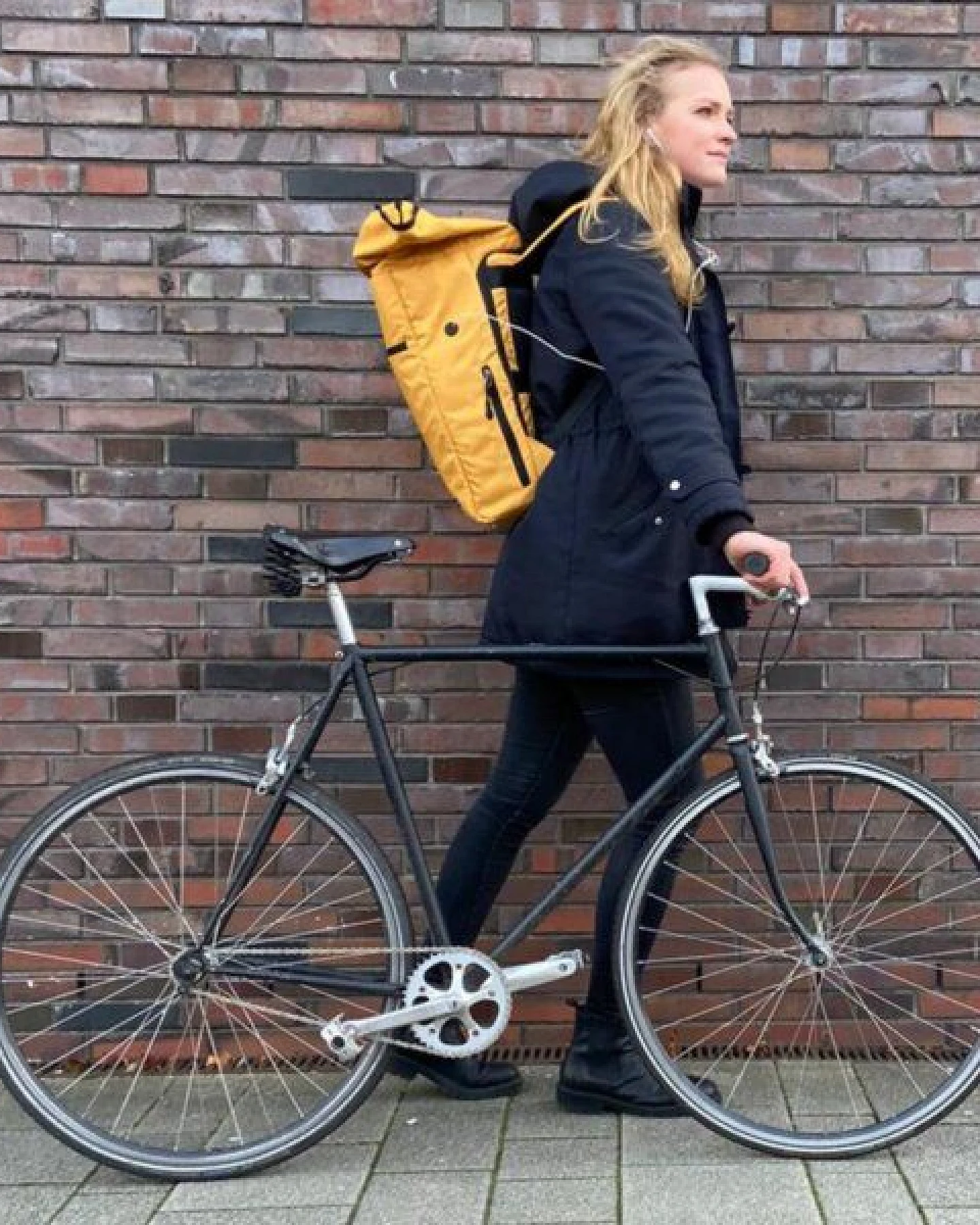 FUCHS & REBELL PIET Rolltop Rucksack – Stylisch & praktisch mit Rücken-Zipper – Ansicht 2