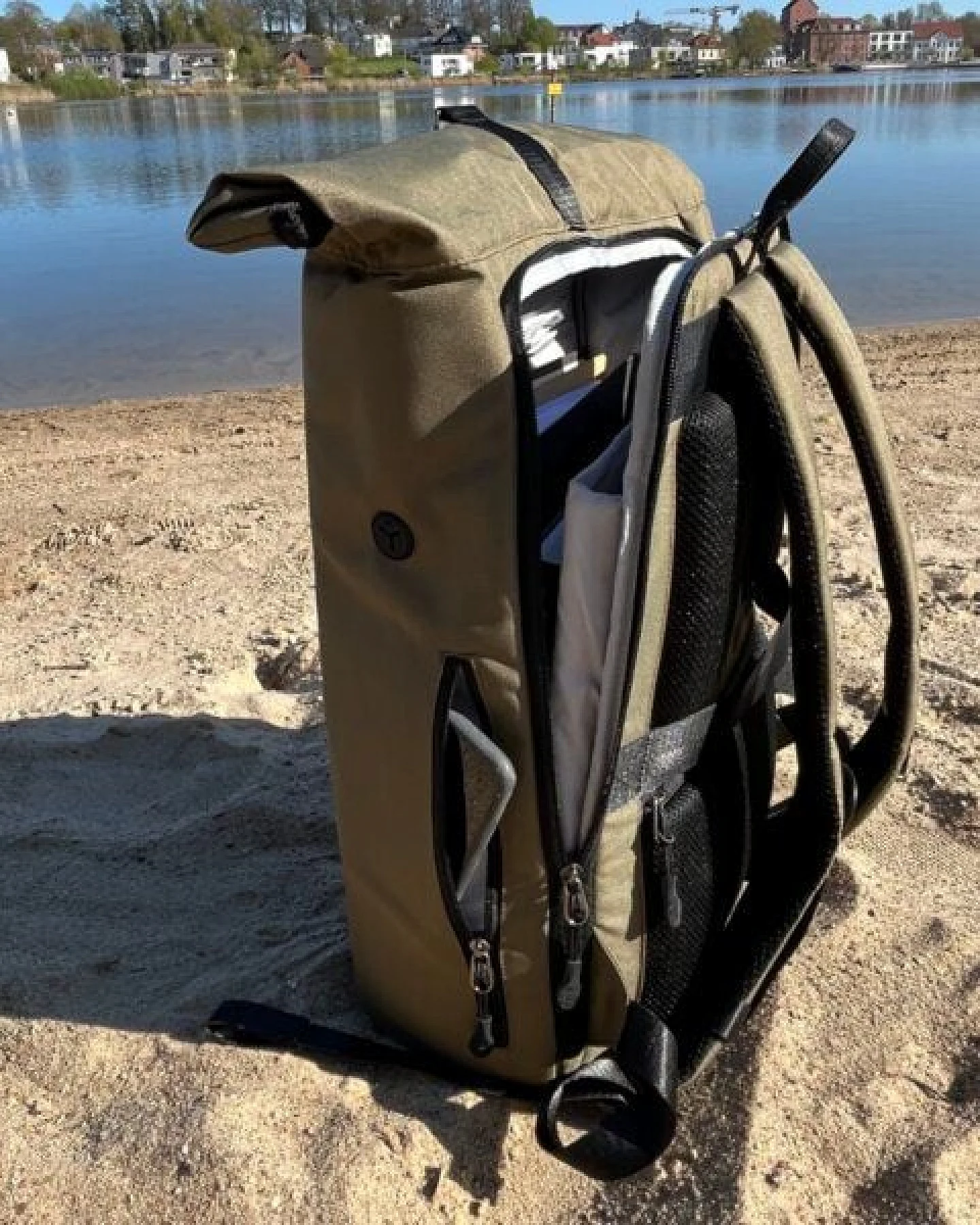 FUCHS & REBELL PIET Rolltop Rucksack – Stylisch & praktisch mit Rücken-Zipper – Ansicht 4