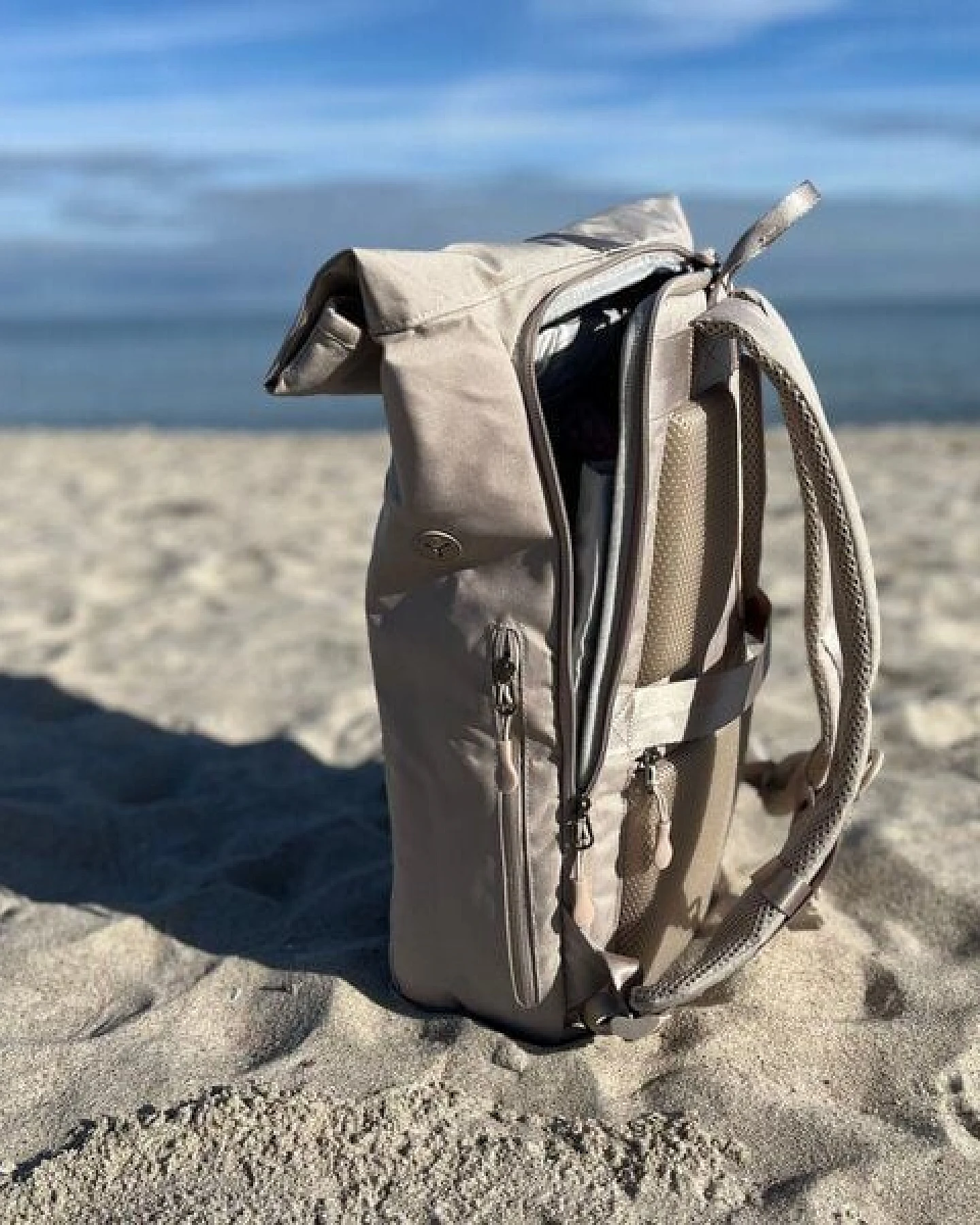FUCHS & REBELL PIET Rolltop Rucksack – Stylisch & praktisch mit Rücken-Zipper – Ansicht 3