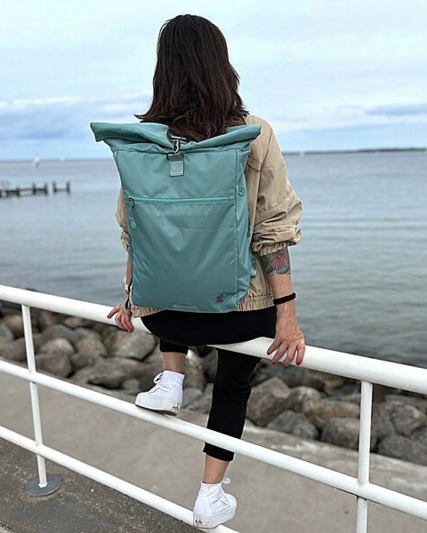 FUCHS & REBELL PIET Rolltop Rucksack – Stylisch & praktisch mit Rücken-Zipper – Ansicht 2
