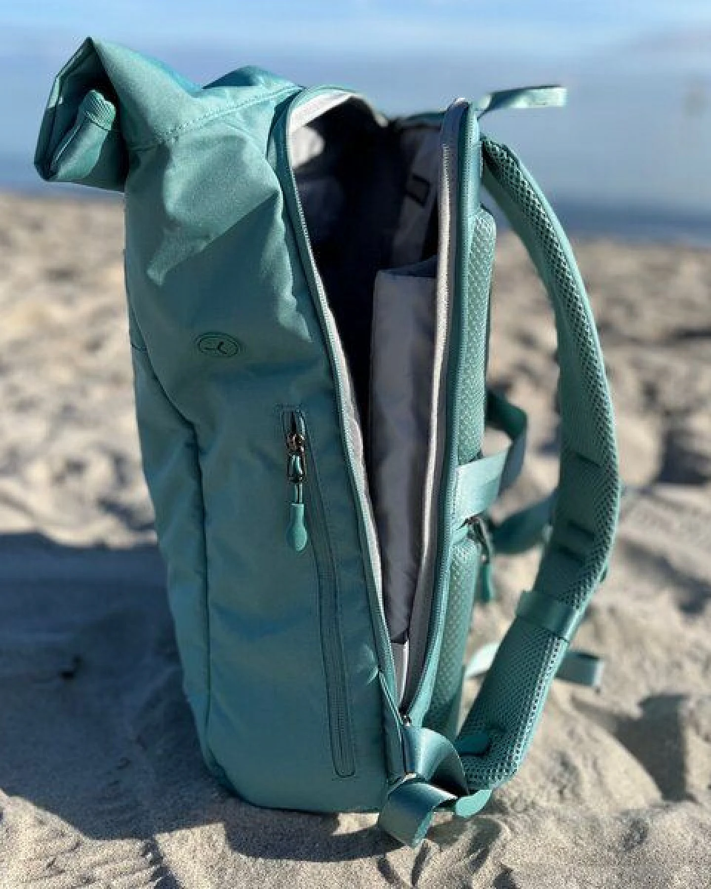 FUCHS & REBELL PIET Rolltop Rucksack – Stylisch & praktisch mit Rücken-Zipper – Ansicht 3