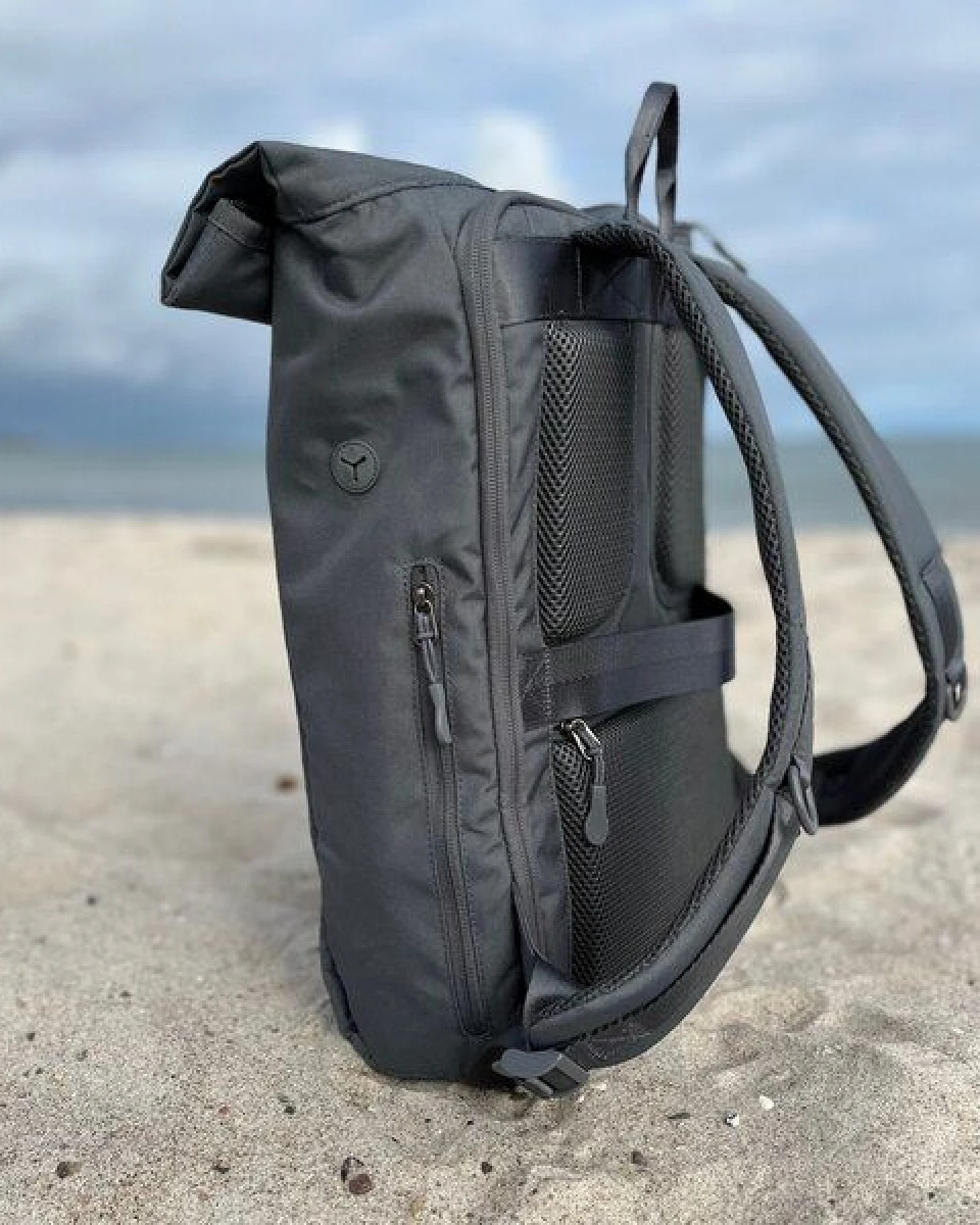 FUCHS & REBELL PIET Rolltop Rucksack – Stylisch & praktisch mit Rücken-Zipper – Ansicht 3