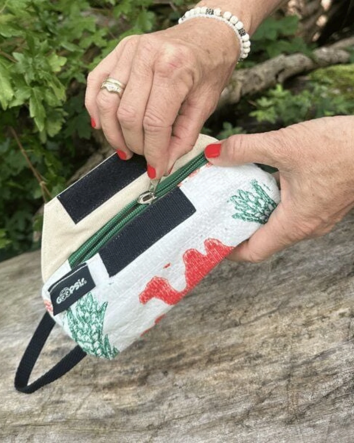 GOOPSI Futterdummy, Apportierspielzeug für Hunde, Upcycling aus Reissack, 19x8 cm – Ansicht 4