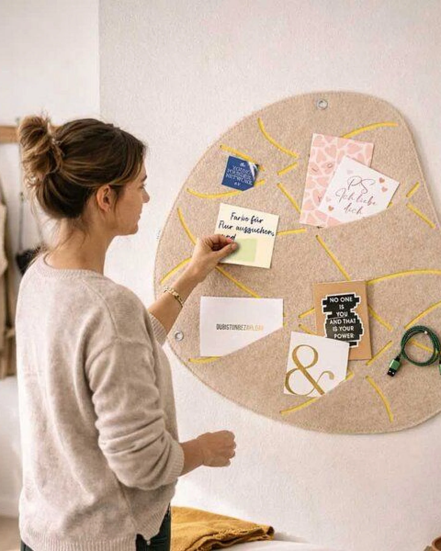 Organische Pinnwand zum Stecken und Pinnen aus Filz, Memoboard mal anders von RÅVARE (OKO-1) – Ansicht 2
