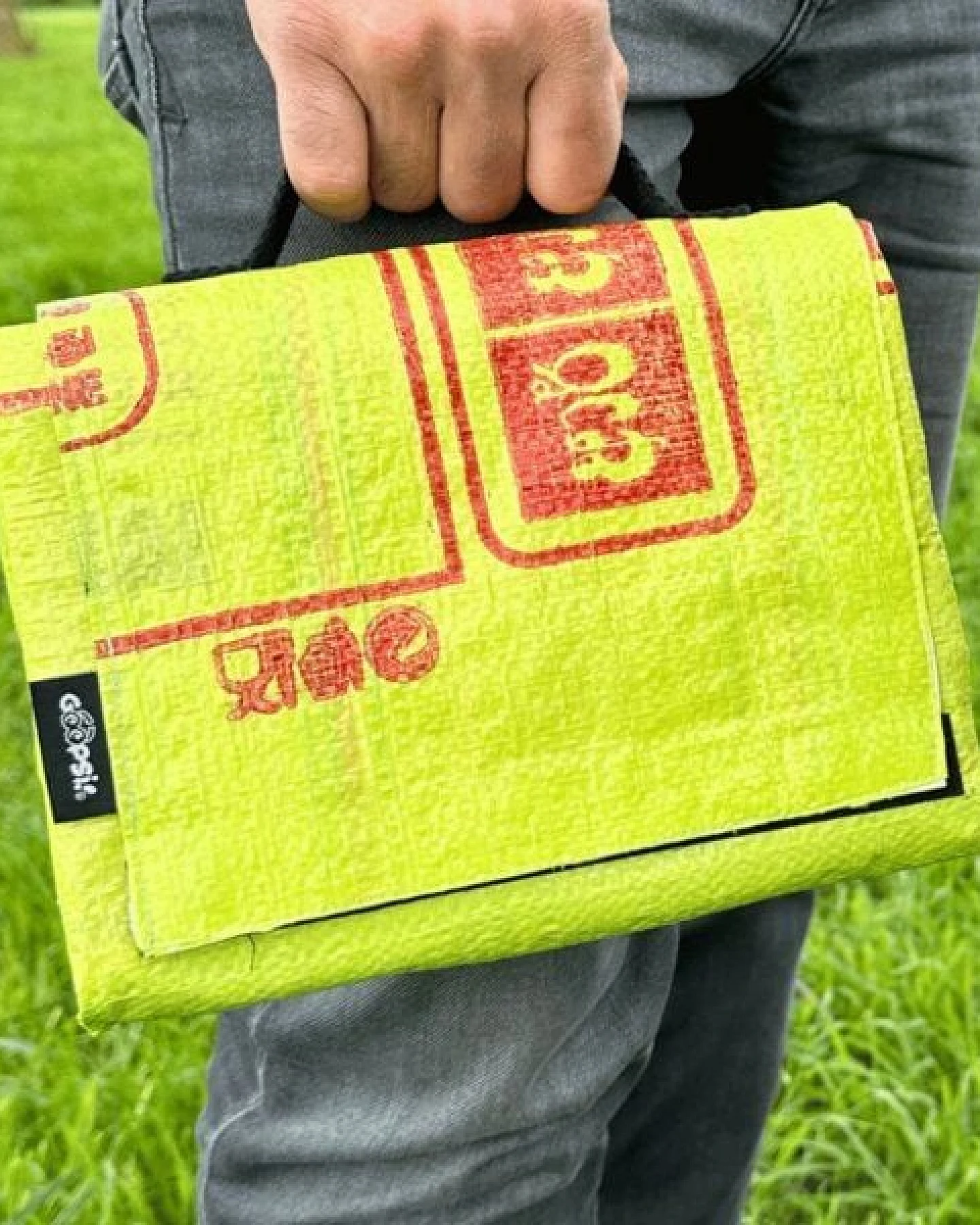 GOOPSI Faltbare Outdoordecke aus Reissack – Kinderdecke, Picknickdecke, Hundedecke - Fairtrade – Ansicht 2