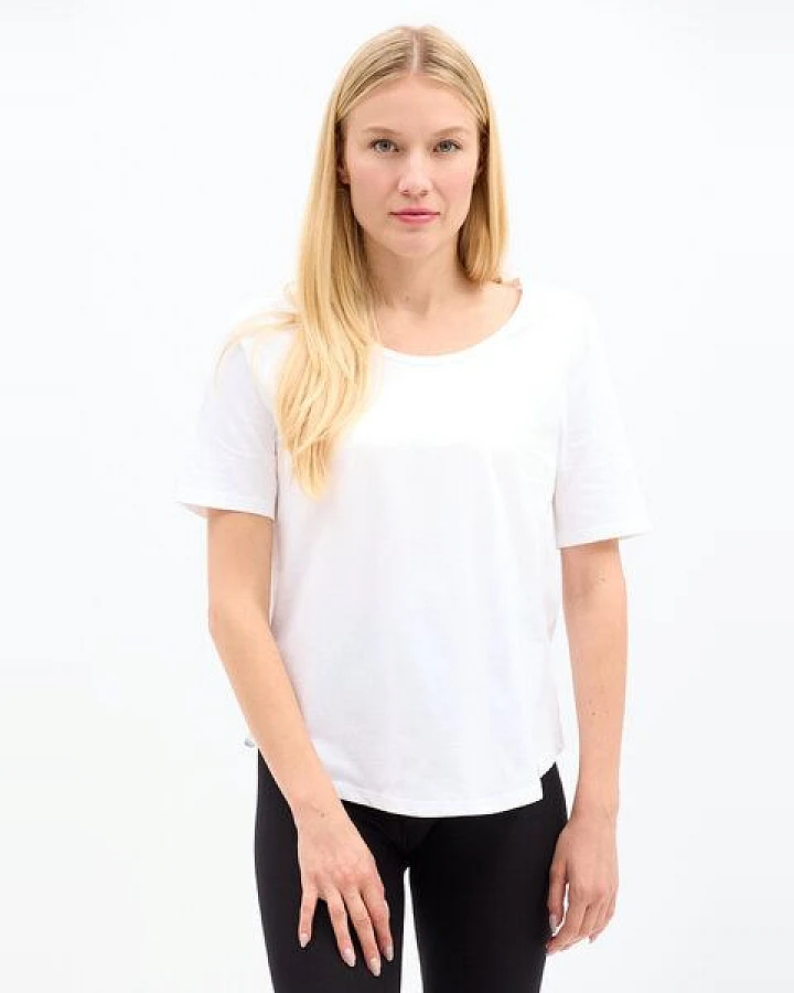 KOKOworld T-shirt Eila Stripe aus Fairtrade-Baumwolle – Halber Ärmel – Normaler und lockerer Fit – Tiefer & Runder Ausschnitt – Abgerundeter Unterteil – Fair produziert in Polen
