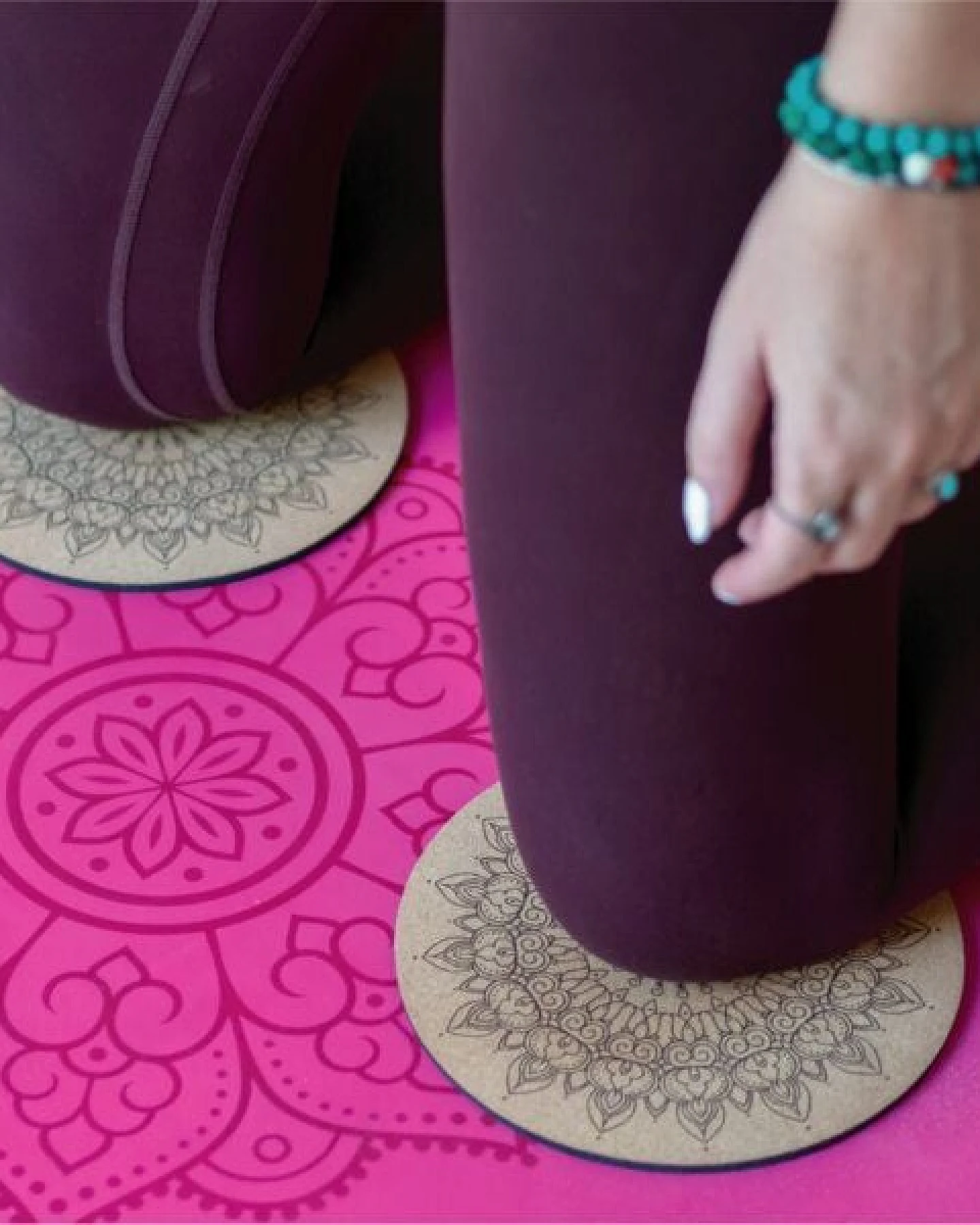 Divasya Yoga Komfort-Set: Yogamatte aus Kork und Naturkautschuk inklusive 2 Kniepads – Ansicht 4
