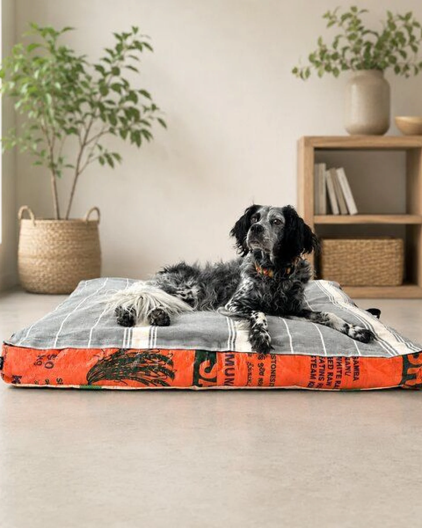 GOOPSI Upcycling Hundebett aus Reissack mit Baumwollfüllung, pflegeleicht & geruchsneutral, Hundekissen – Ansicht 2