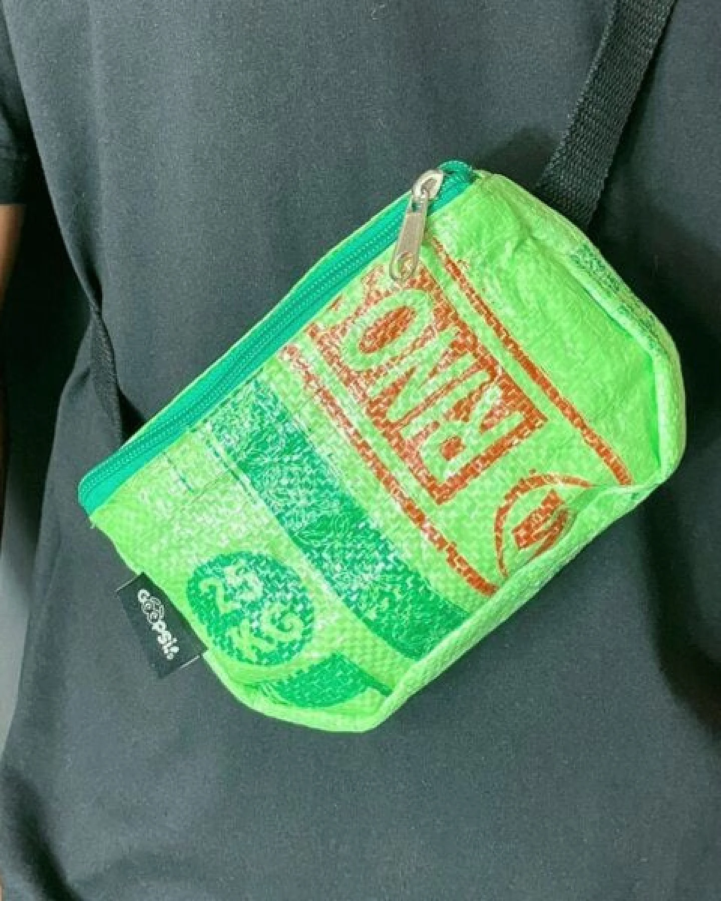GOOPSI Upcycling Bauchtasche aus Reissack, Cross Body Bag – ultraleichte Hip Bag handgemacht & Fairtrade – Ansicht 4