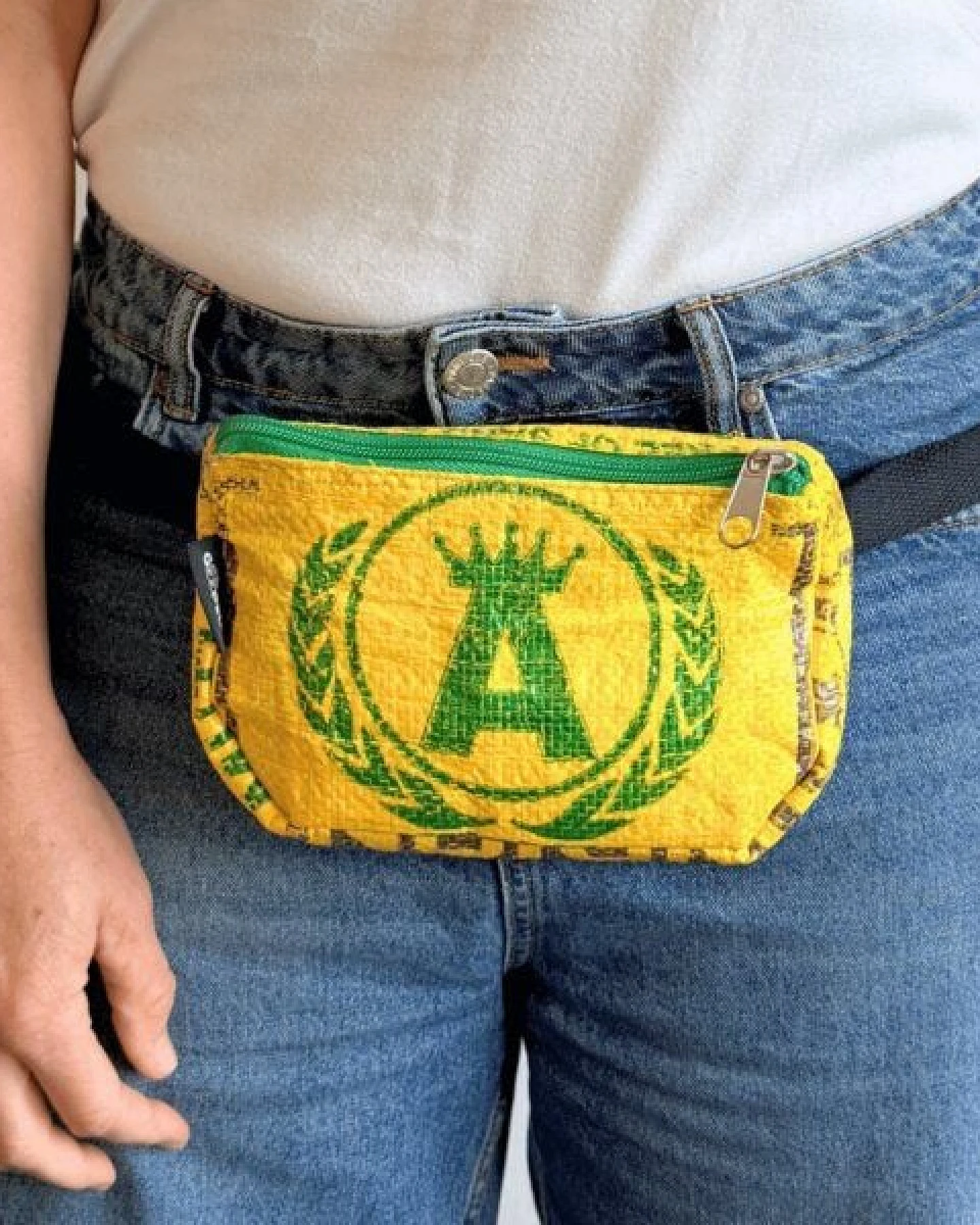 GOOPSI Upcycling Bauchtasche aus Reissack, Cross Body Bag – ultraleichte Hip Bag handgemacht & Fairtrade – Ansicht 2