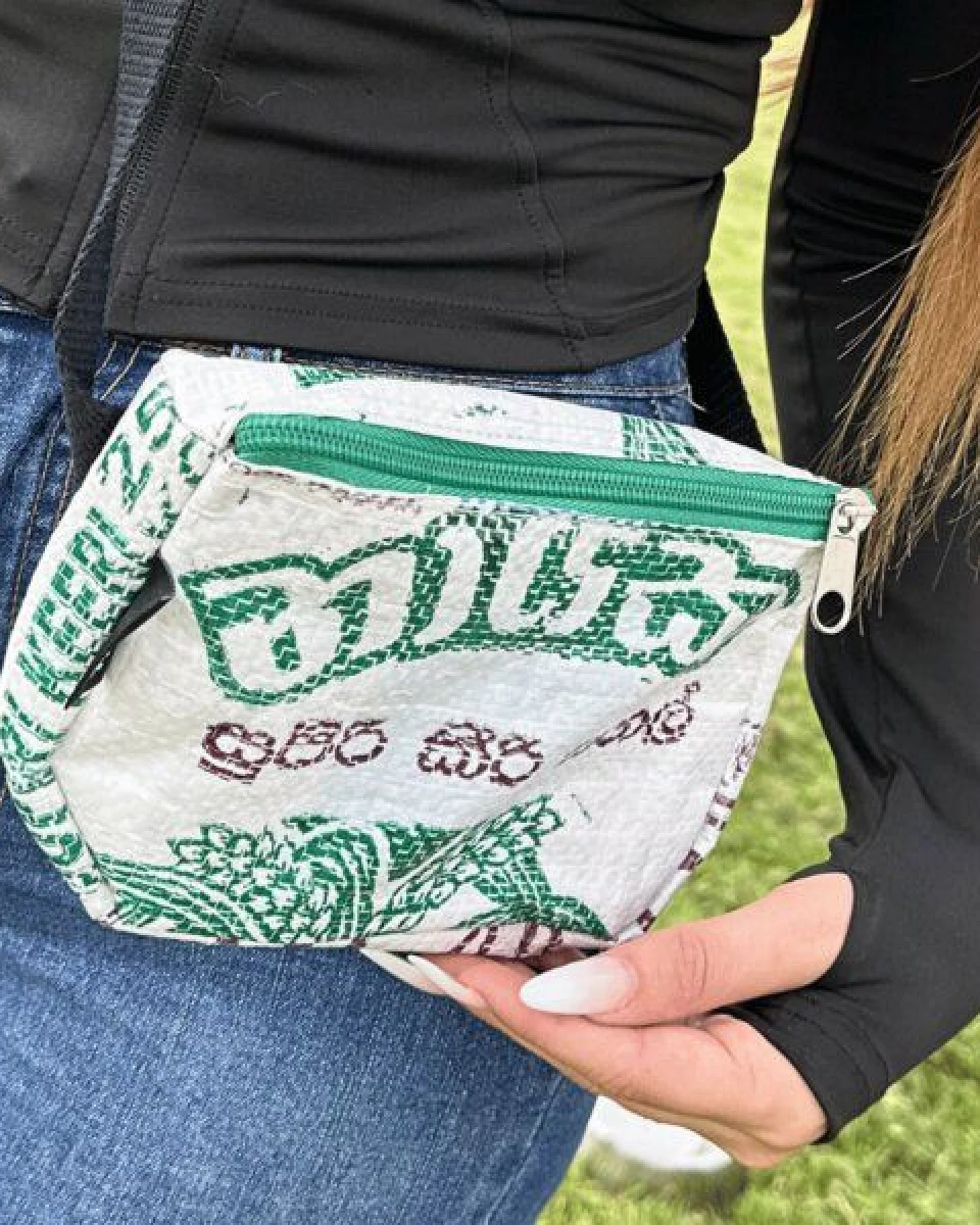 GOOPSI Upcycling Bauchtasche aus Reissack, Cross Body Bag – ultraleichte Hip Bag handgemacht & Fairtrade – Ansicht 3