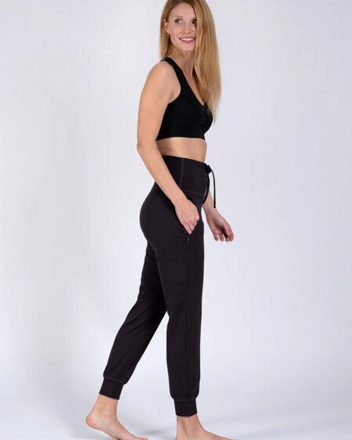 Magadi Yoga Hose MIA Black aus softem Stretch, mit Taschen – Ansicht 2