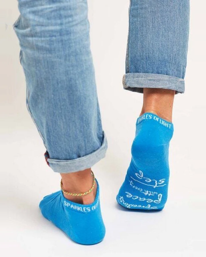 SPARKLES OF LIGHT SPREADING PEACE Unisex Sneakersocken aus Biobaumwolle