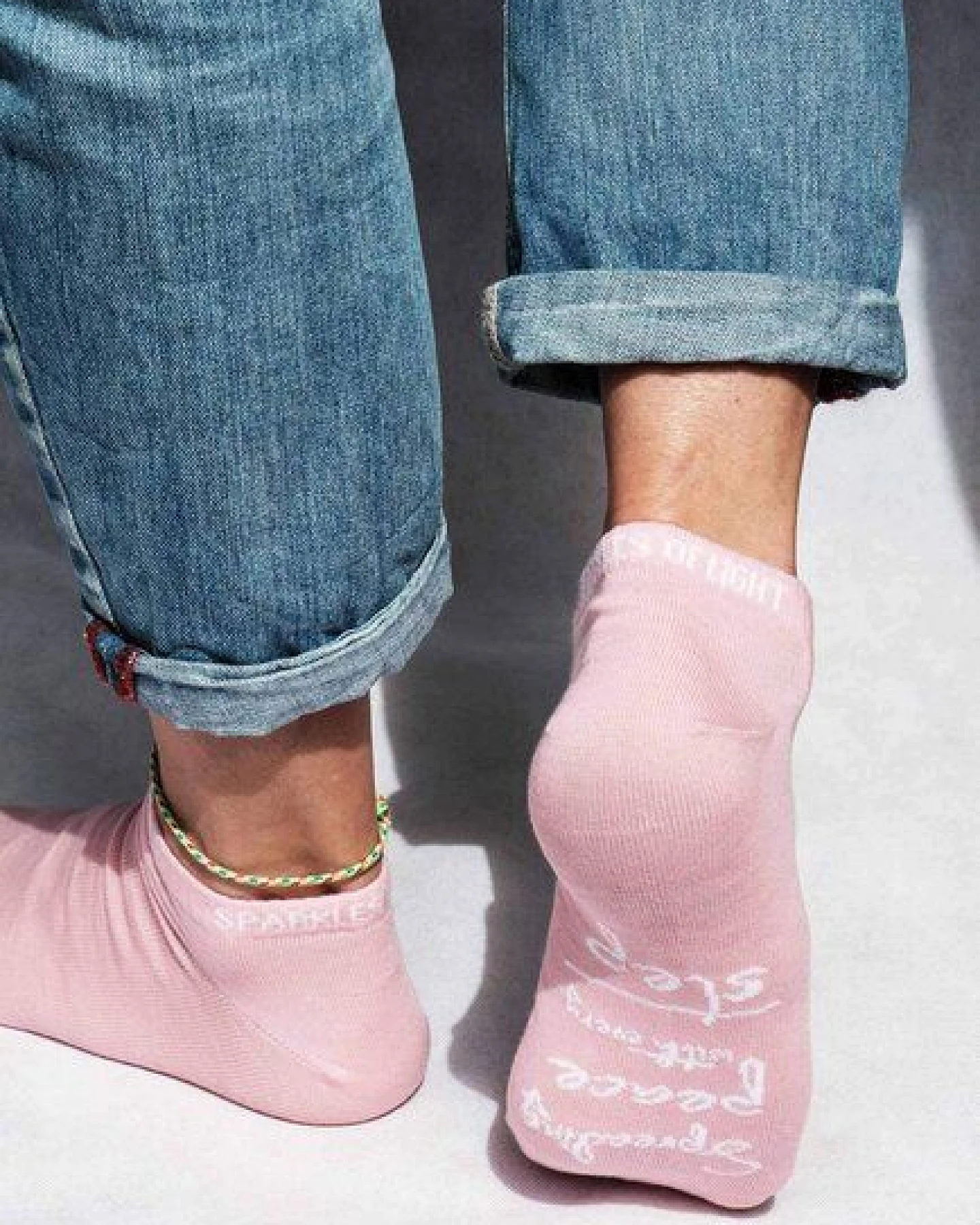 SPARKLES OF LIGHT SPREADING PEACE Unisex Sneakersocken aus Biobaumwolle – Ansicht 2