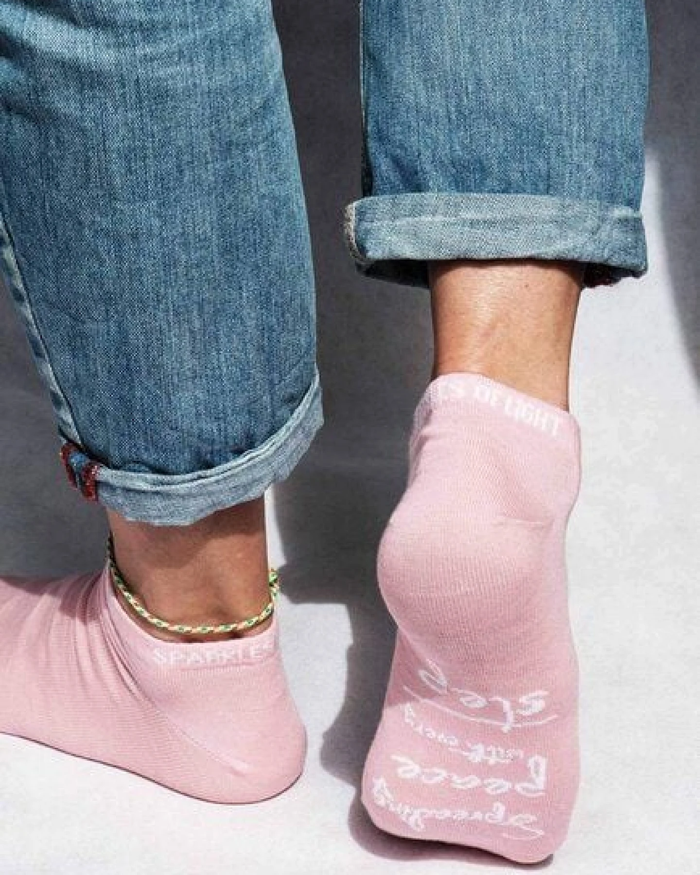 SPARKLES OF LIGHT SPREADING PEACE Unisex Sneakersocken aus Biobaumwolle – Ansicht 2