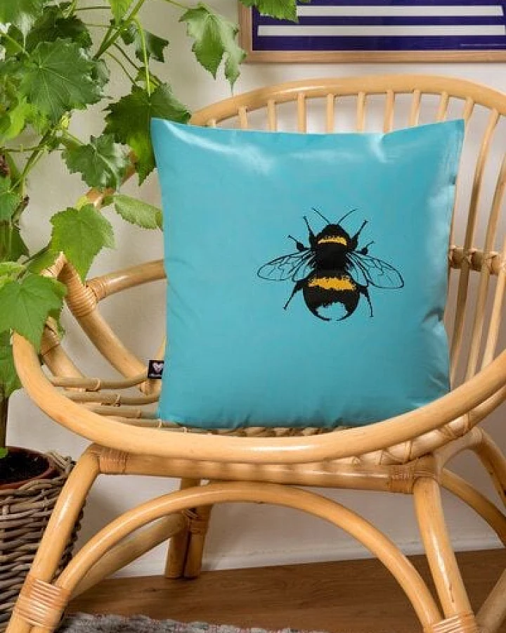 Hirschkind Bio-Kissenbezug 'Erdhummel' türkis mit schwarzem und gelbem Druck 40*40 cm