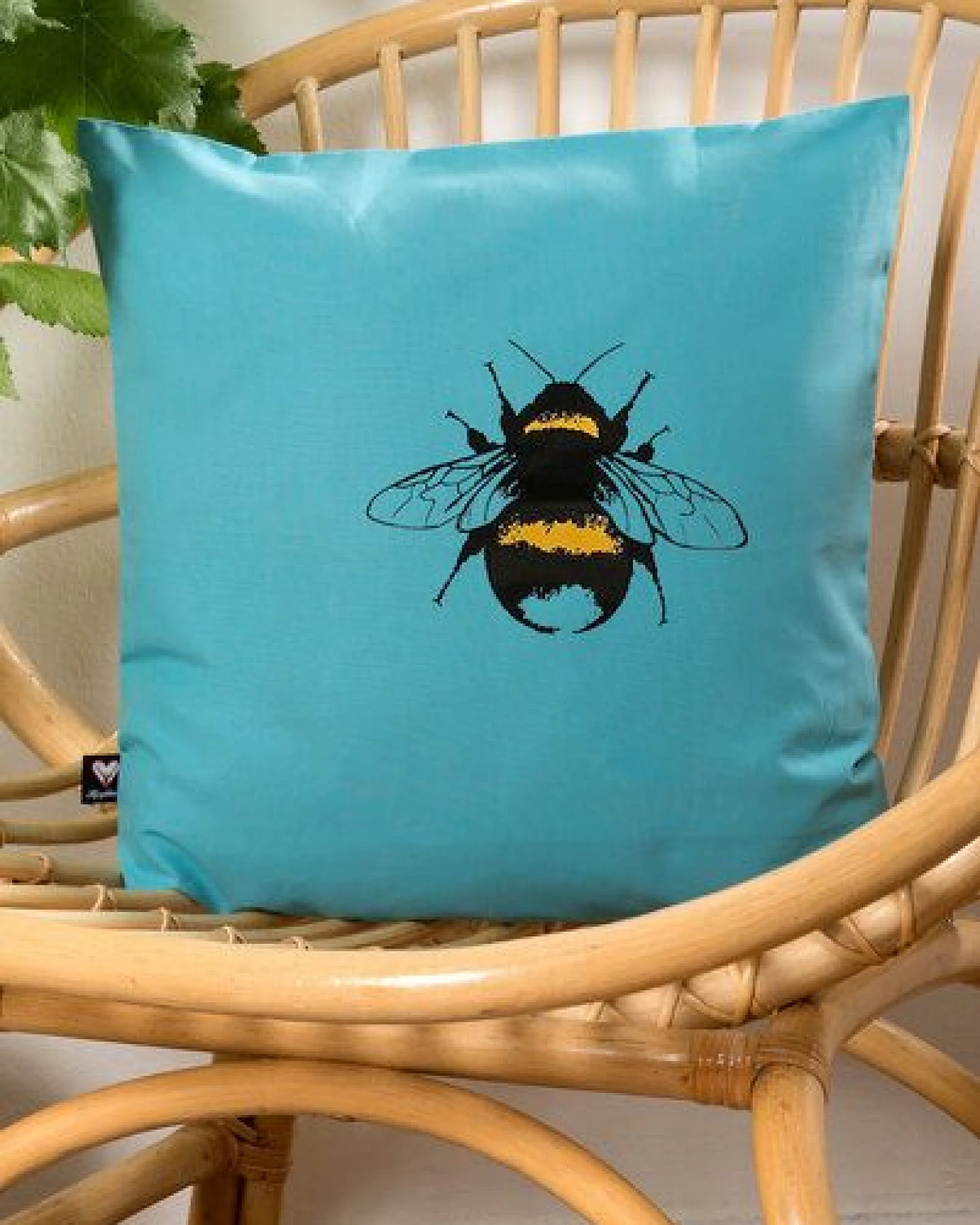 Hirschkind Bio-Kissenbezug 'Erdhummel' türkis mit schwarzem und gelbem Druck 40*40 cm – Ansicht 2