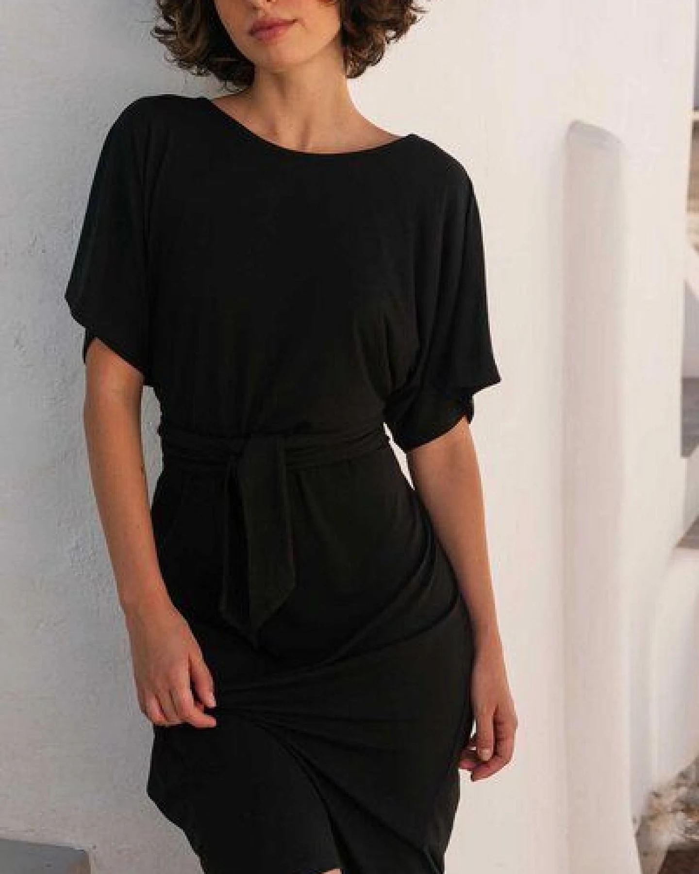 WiDDA berlin Schwarzes Wickelkleid ANNA aus ECOVERO® Jersey – Ansicht 2
