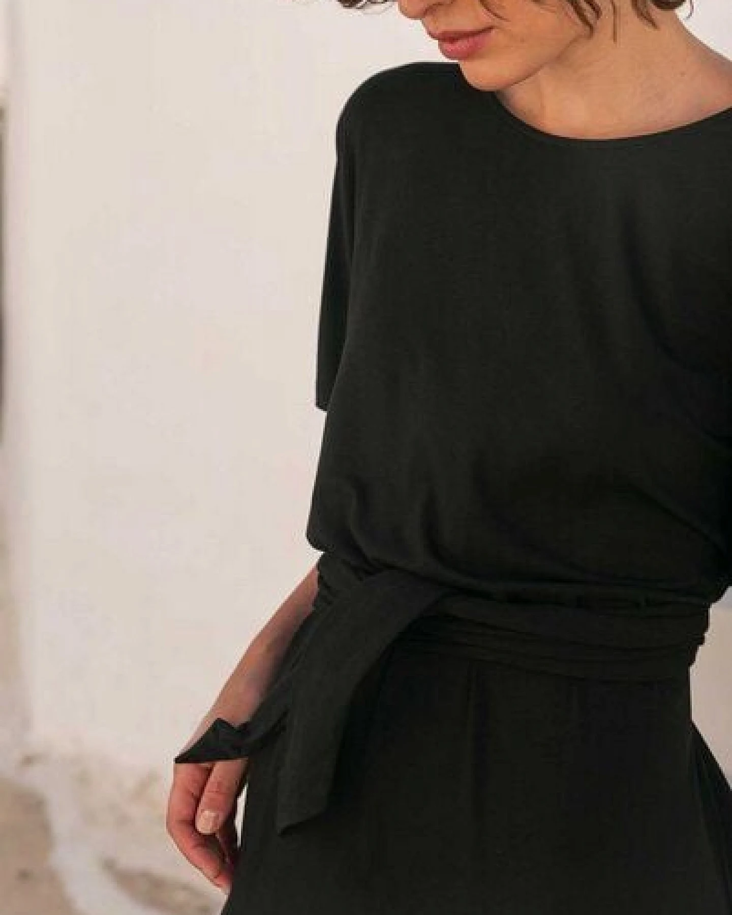 WiDDA berlin Schwarzes Wickelkleid ANNA aus ECOVERO® Jersey – Ansicht 4